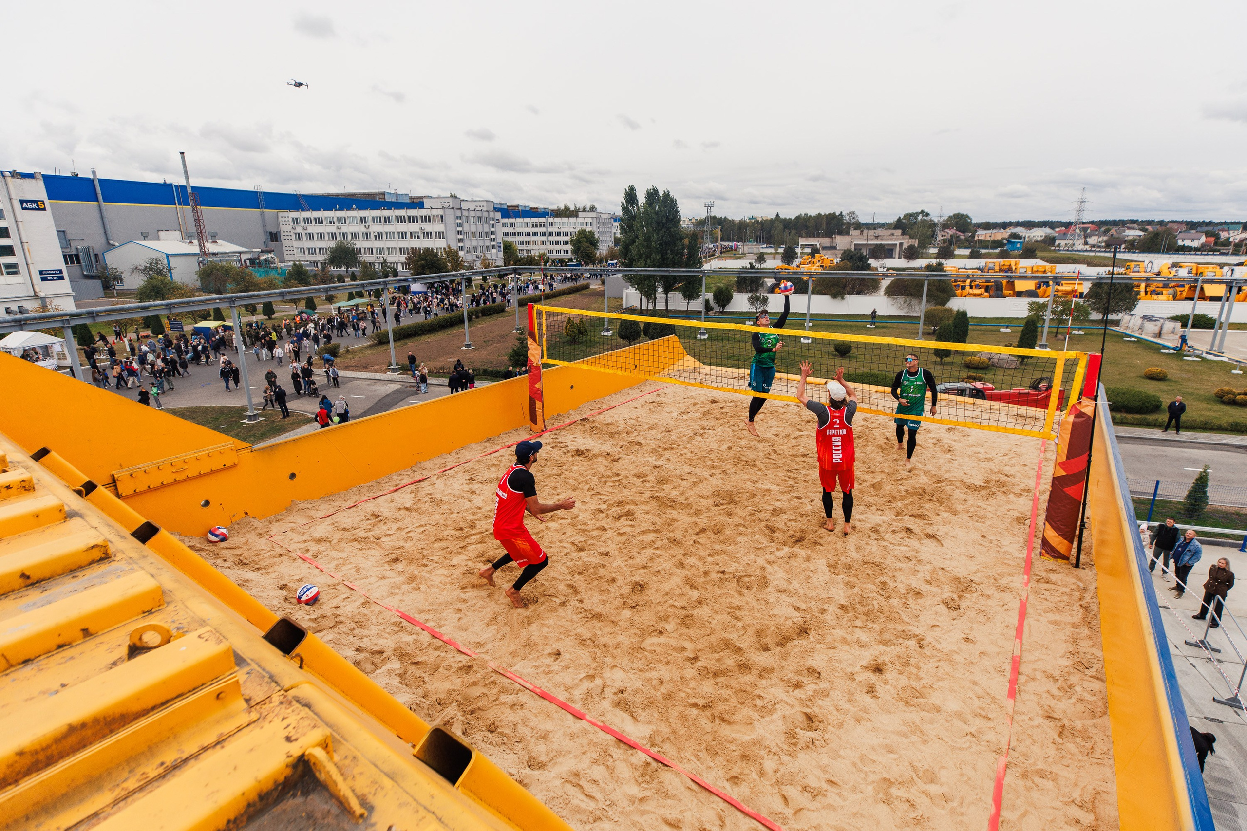Пляжный волейбол на БелАЗе. Photographer Danil Aykin