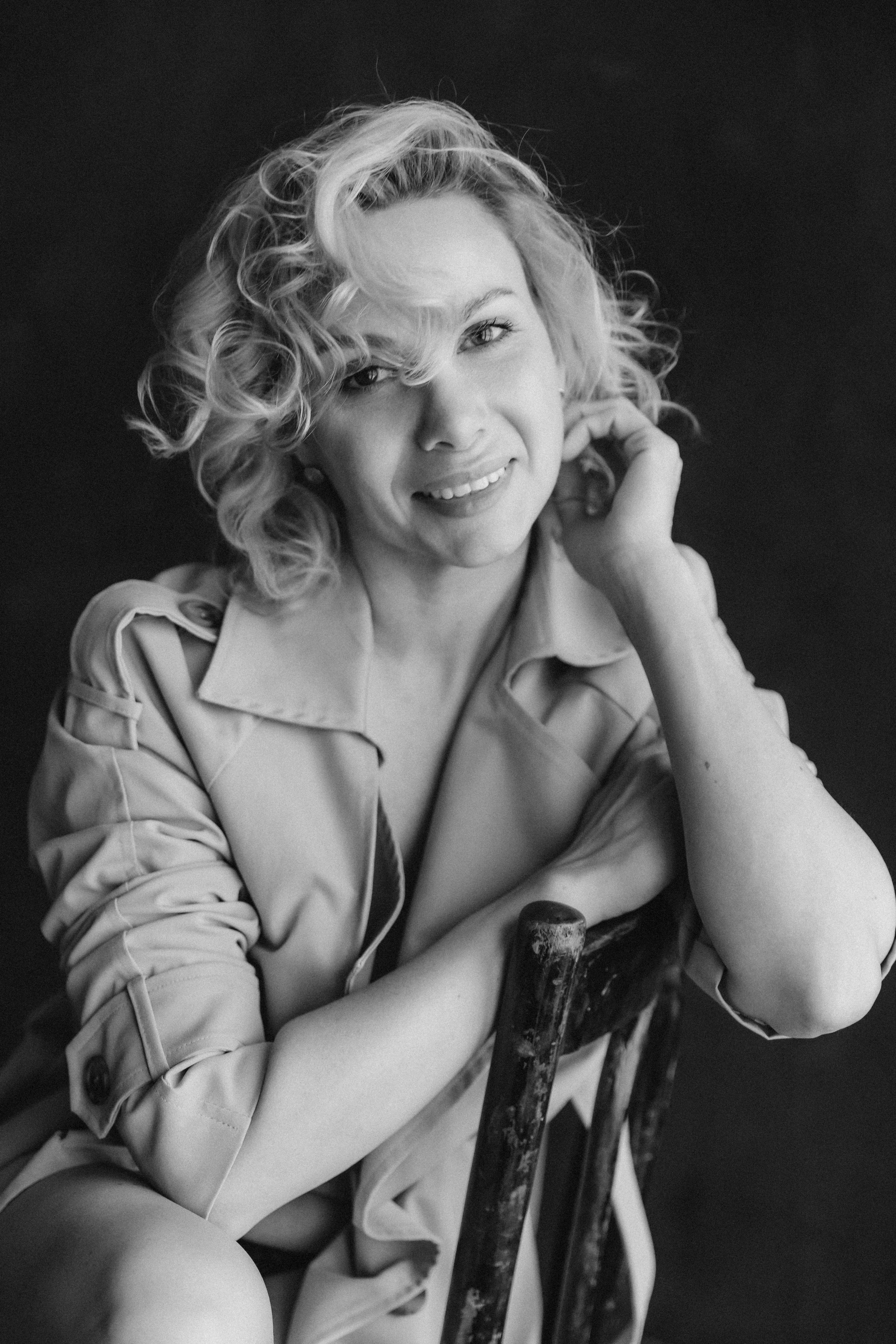 Женский портрет в студии с естественным светом. Фотограф Санкт-Петербург Светлана Вежновец