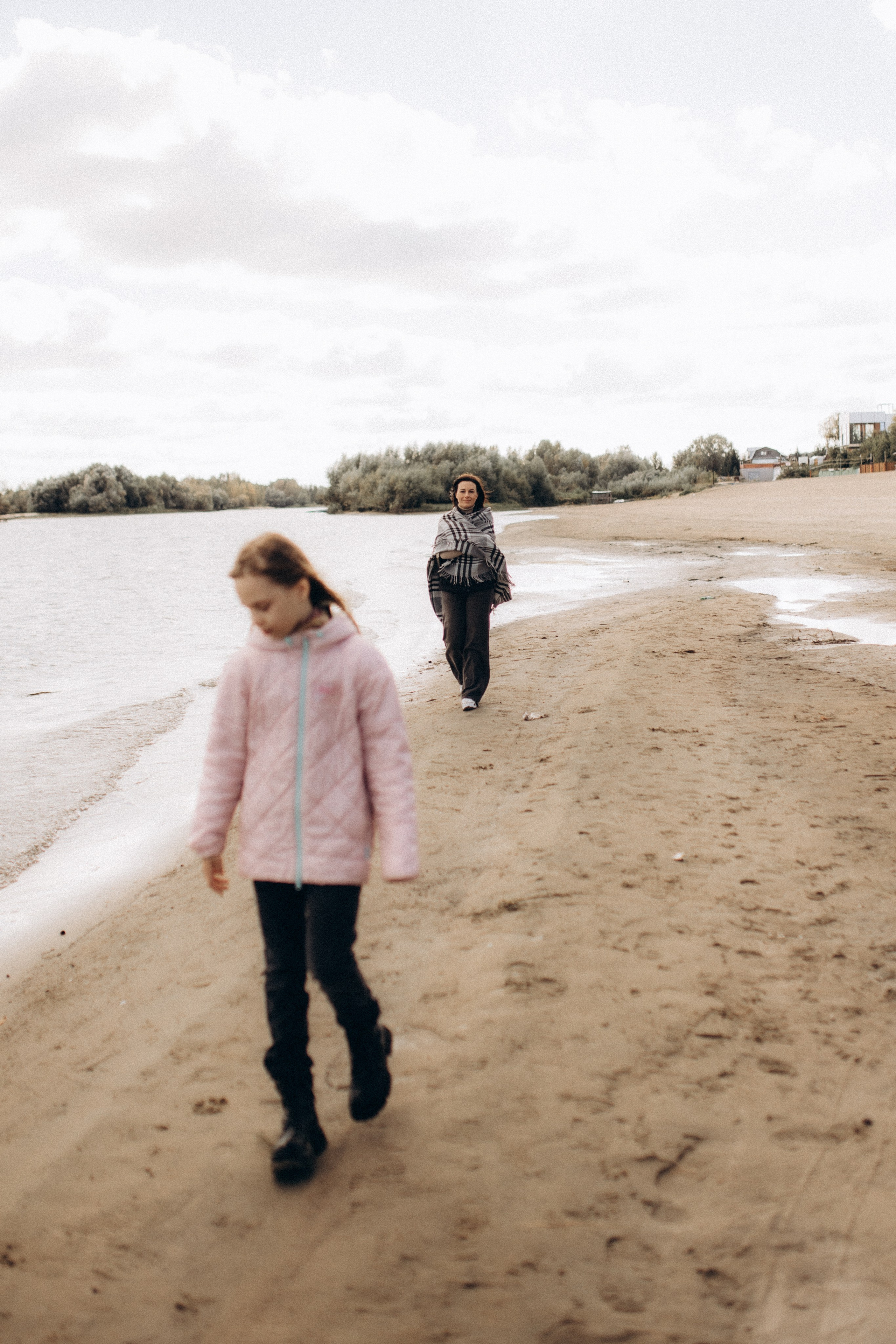 Аня с Ясей и Соней на Обском, осень. Семейный фотограф lifestyle в Новосибирске Елена Шпилевая