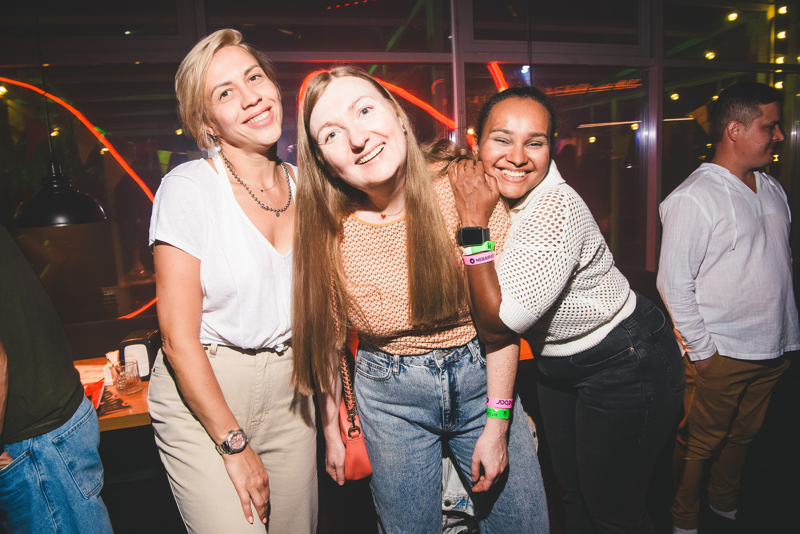 Фотоотчёты о вечеринках для НеБар Волгоград. Или стиль «пьяный фотограф». Фотограф в Волгограде и Волжском Александр Горбань