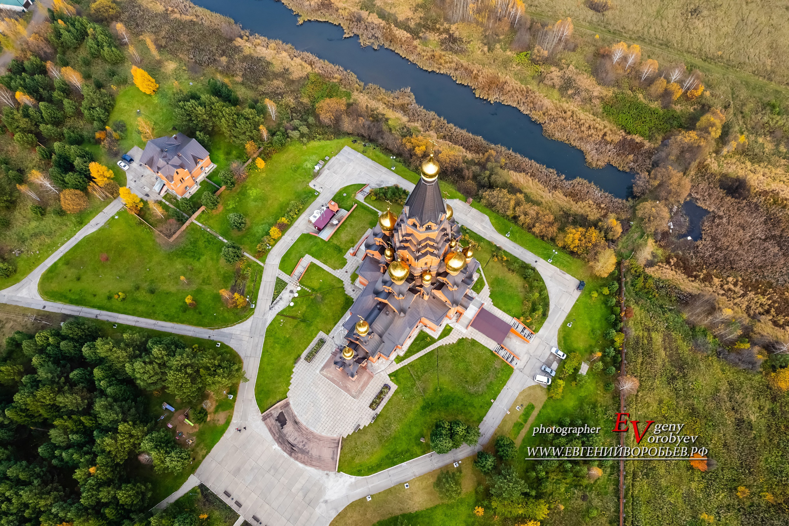 Крестовоздвиженский собор храм церковь в Лесосибирске экскурсии Енисейск Красноярск аренда микроавтобуса трансфер индивидуальный тур фото интересные места что посмотреть куда сходить что посетить достопримечательности в Лесосибирске фототур  цена заказать экскурсию программа маршрут смотровые площадки видовые красивые места путешествие туристический маршрут 