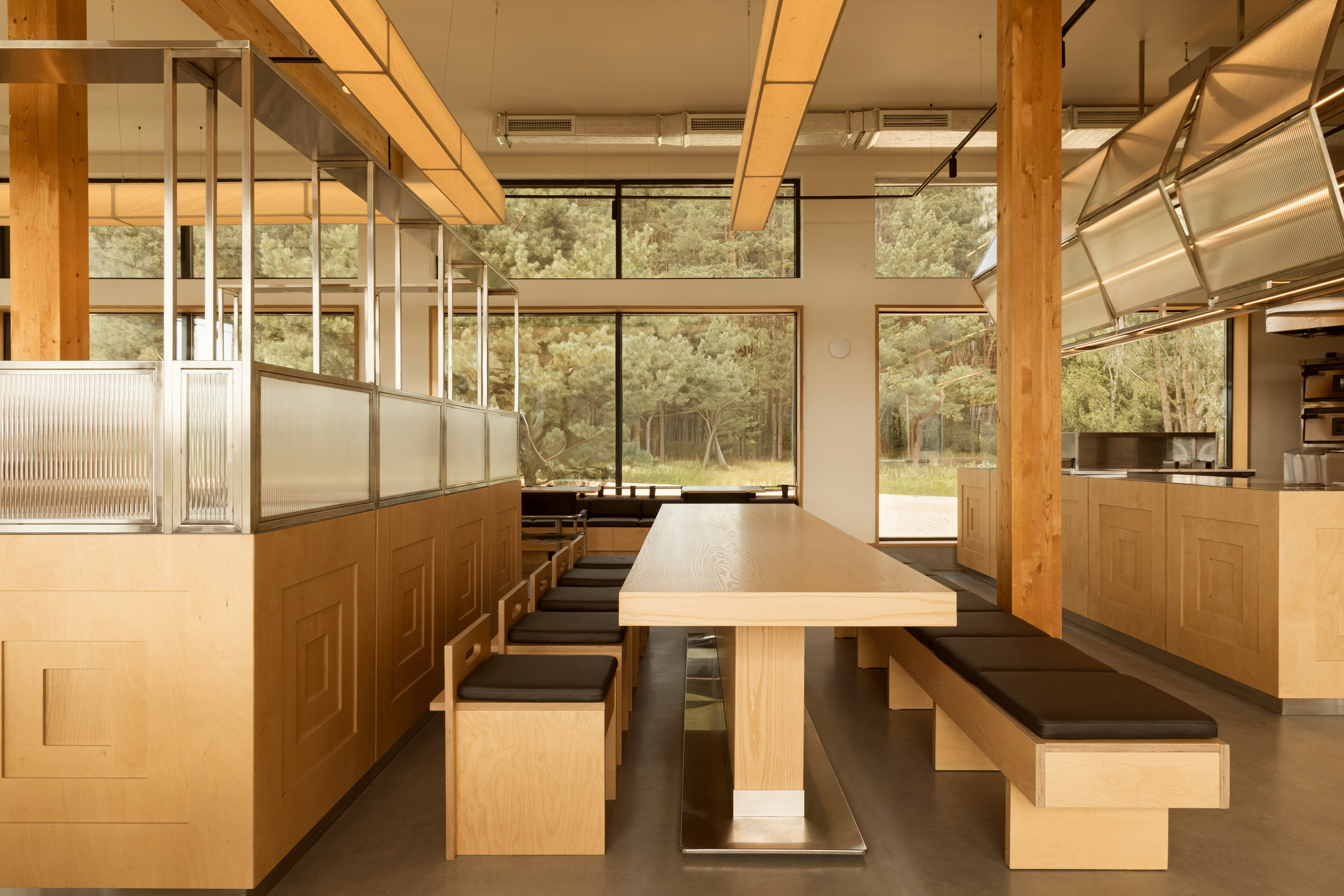 Модернистское кафе-пиццерия на природе: проект FruitDesign с акцентом на созерцание. Интерьерный фотограф в Нижнем Новгороде и Москве Владимир Гудков