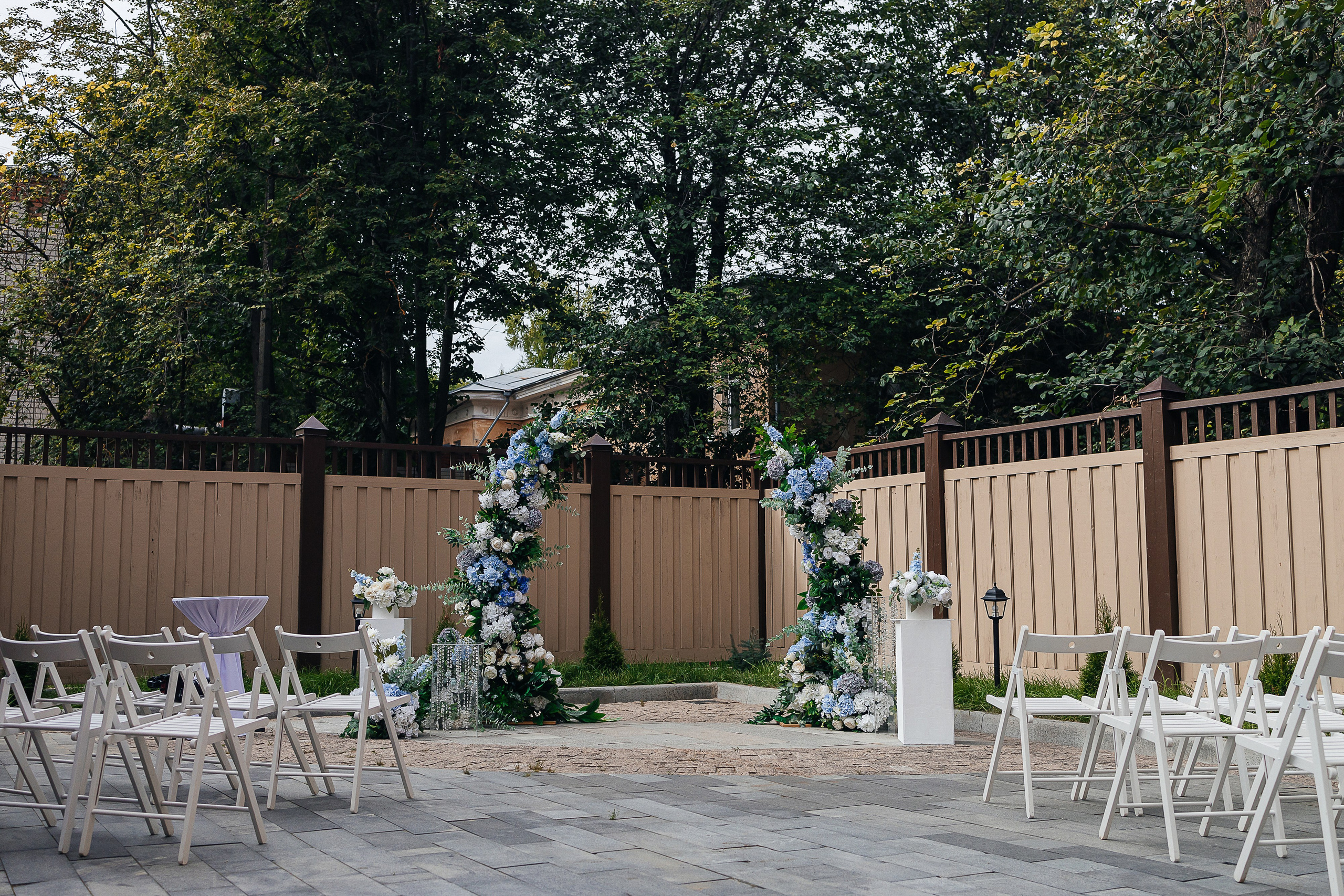 Трогательная выездная церемония в уютном дворике отеля. Олег Сверчков | Свадебный фотограф Вологда