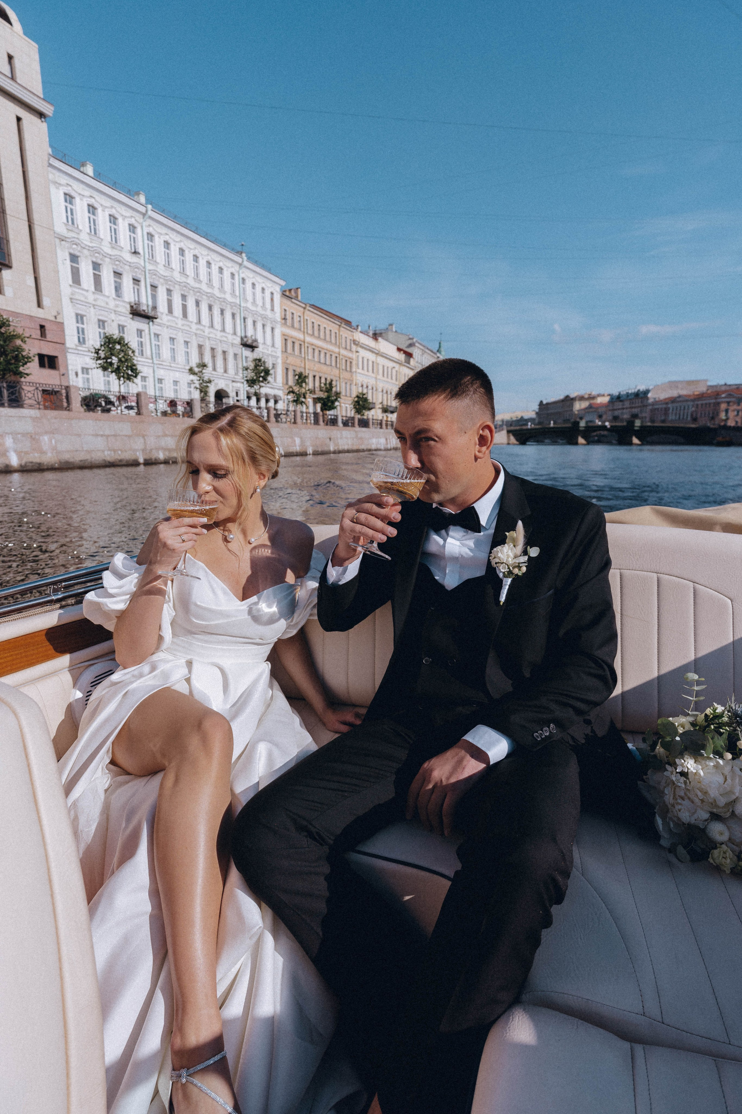 СВАДЕНБНАЯ СЬЕМКА НА КАТЕРЕ ПО КАНАЛАМ САНКТ-ПЕТЕРБУРГА И В АКВАТОРИИ НЕВЫ. Профессиональный фотограф, Санкт-Петербург — Виктория Богомолова