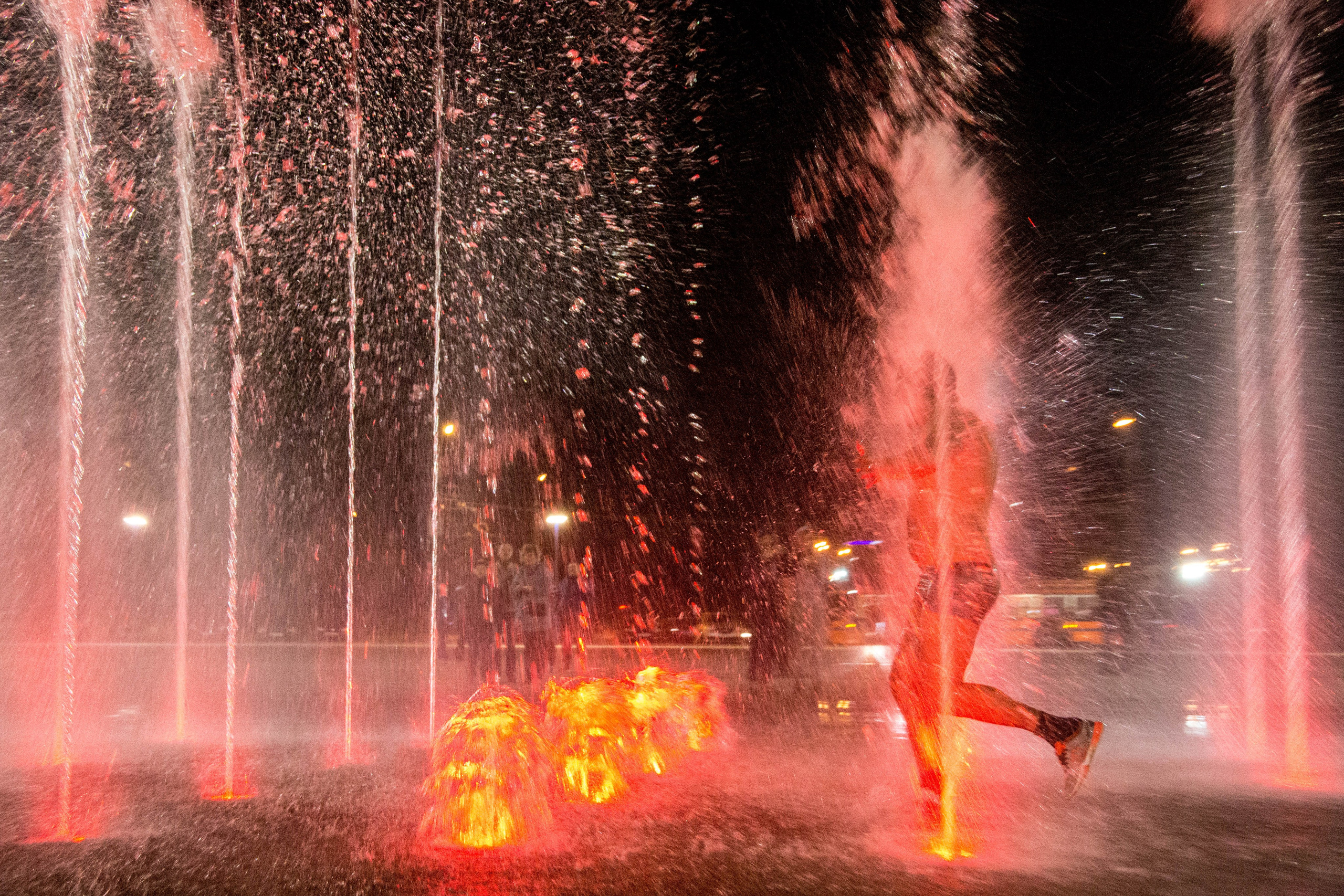 Фотосессия в фонтане. Фотограф Пермь. Фотосессия в фотостудии Перми и на свежем воздухе