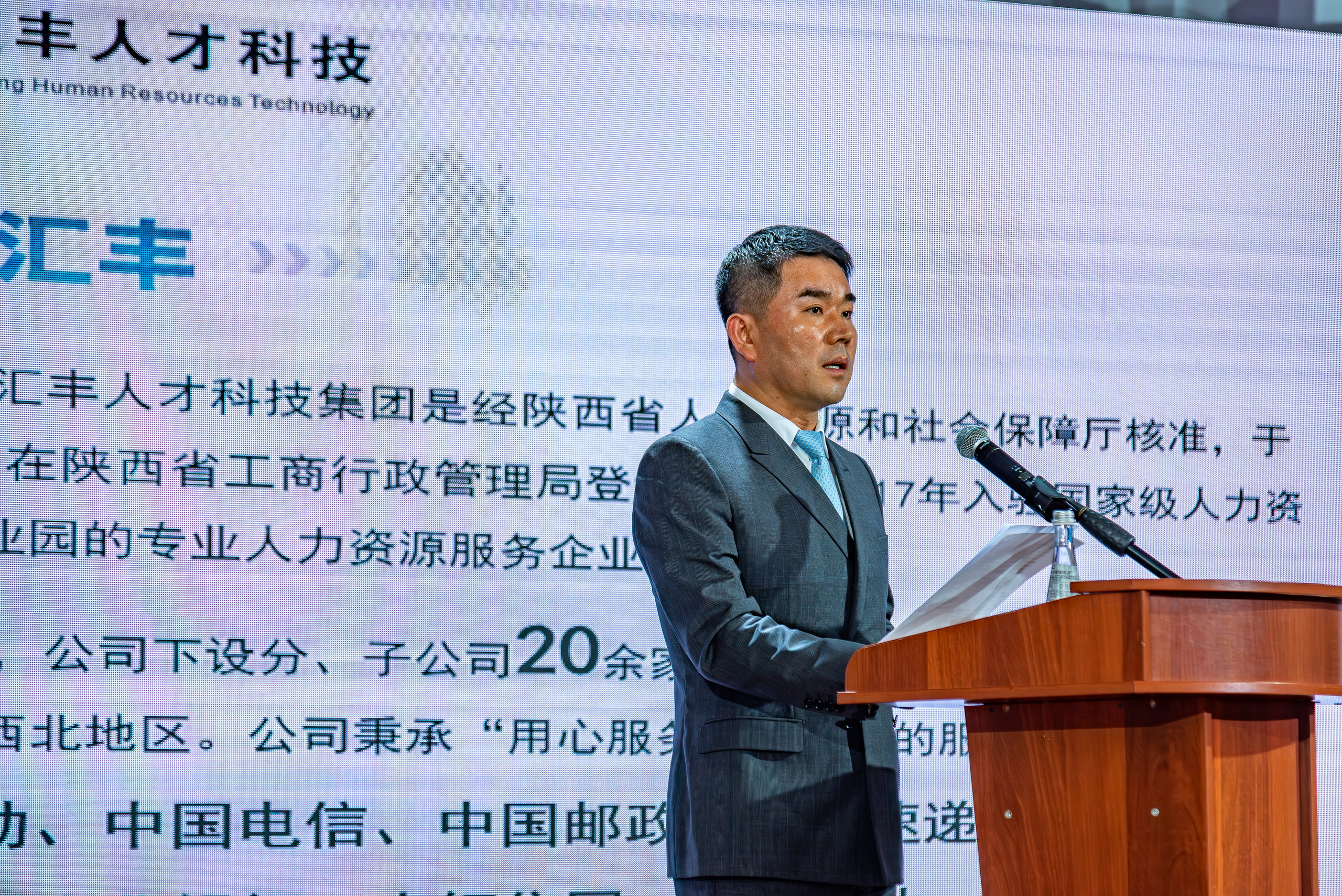 Профессиональная репортажная фотосъемка бизнес конференции,  в Москве, живые фото без фильтров. Используется полностью бесшумная полнокадровая фотокамера. 