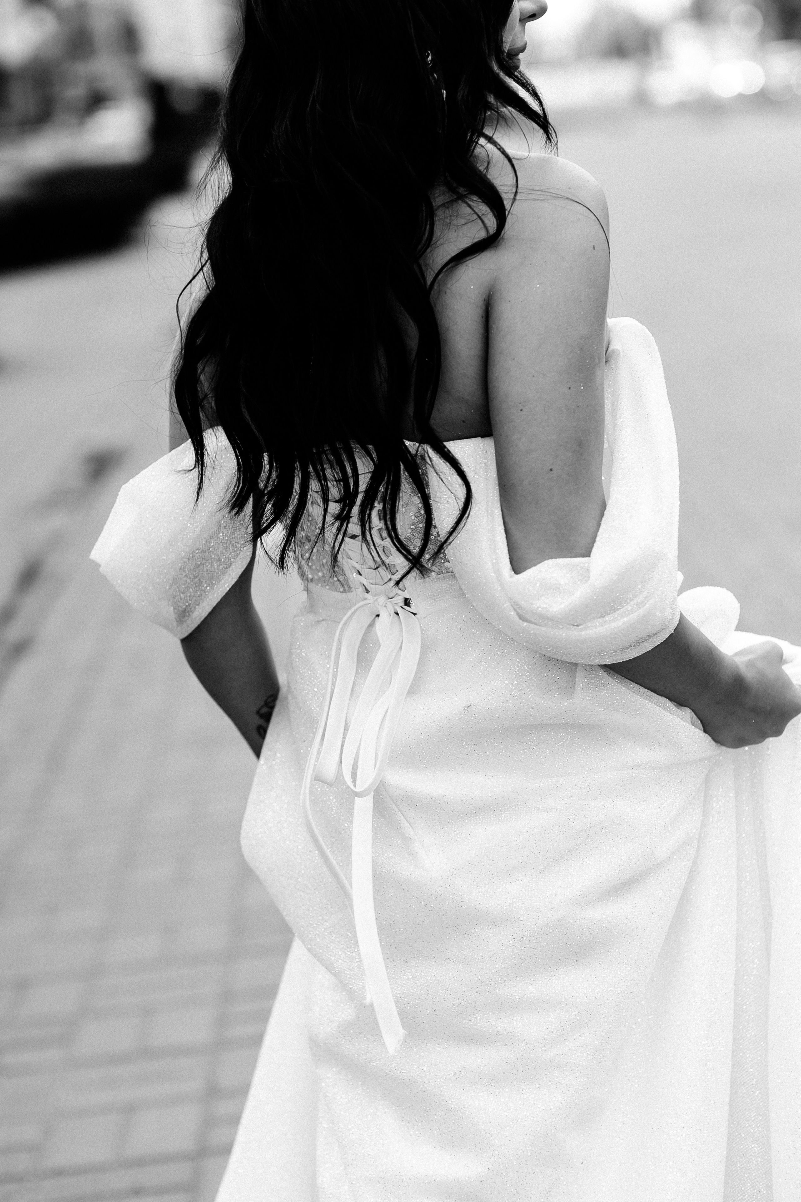 Съемка пары Марии и Ильи, гуляющих по городу. Свадебный и репортажный фотограф в Ярославле и Санкт-Петербурге Роман Микрюков