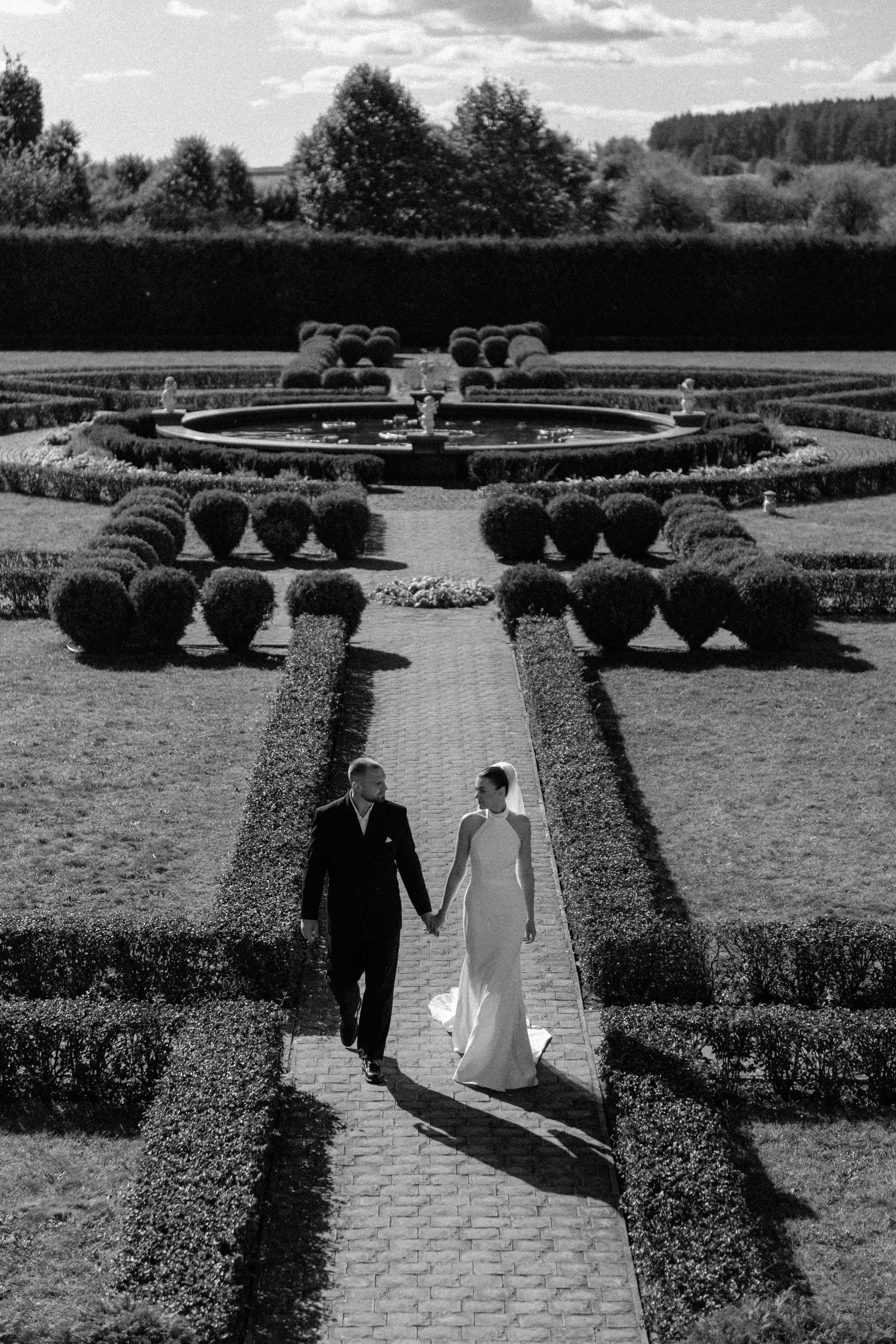 Wedding day in VERSAL PARK. Wedding PHOTOGRAPHER Andrew Vnukov