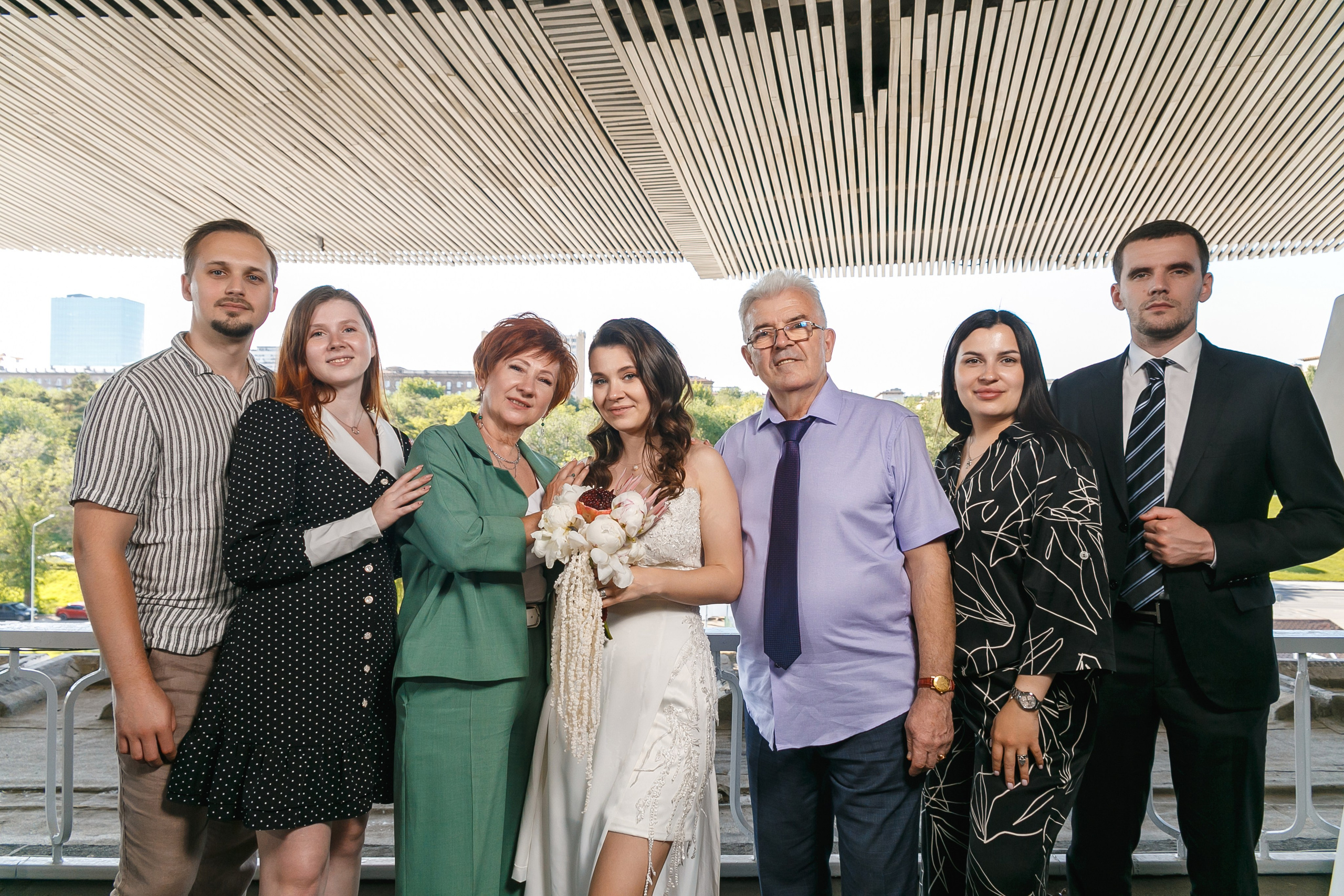 Гости украли жениха и невесту для фотографий на крыше ресторана Река. Событийный фотограф Максим Бескоровайновнов