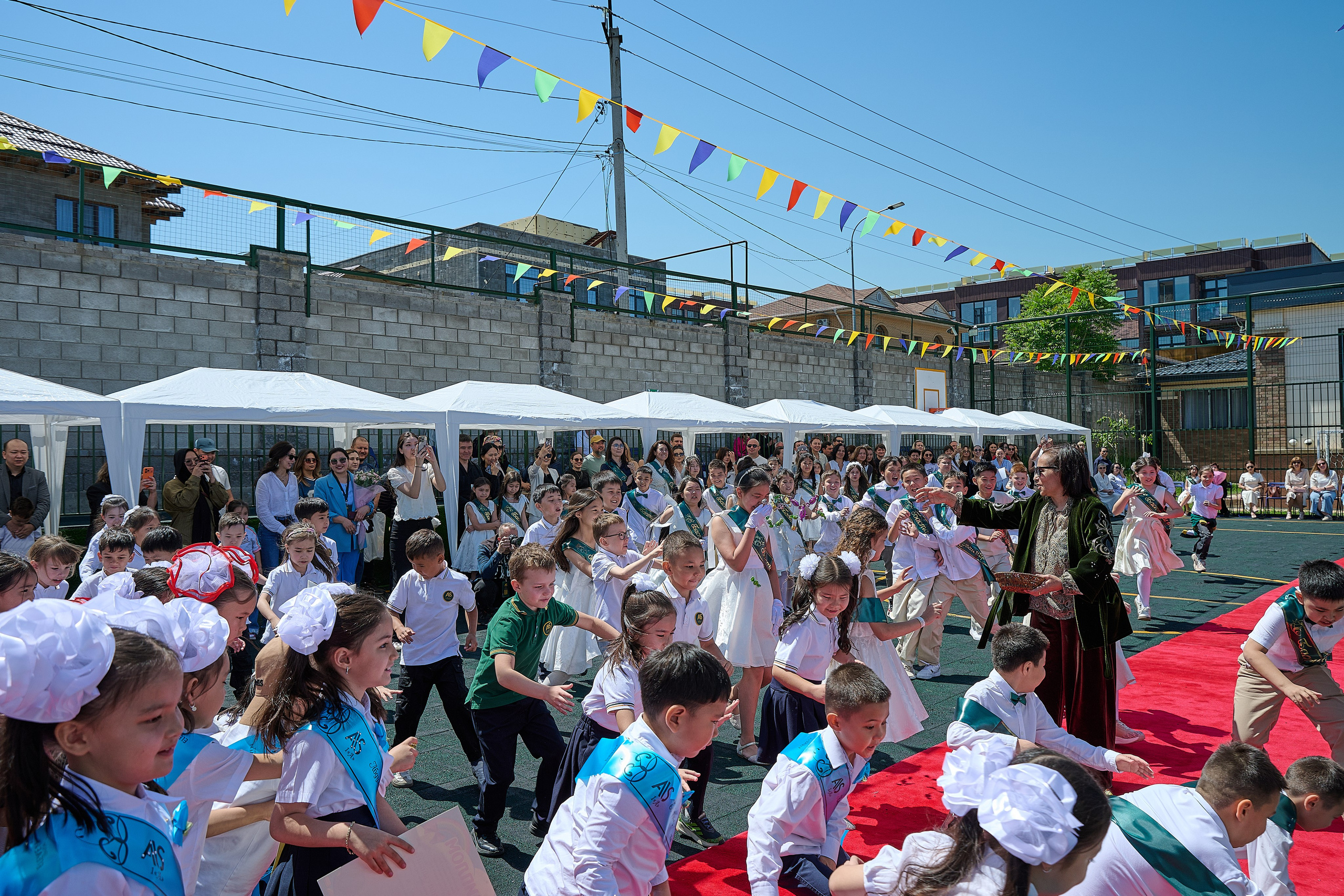 Линейка в школа Abai International school. Фотограф в Алматы Егор Поленов