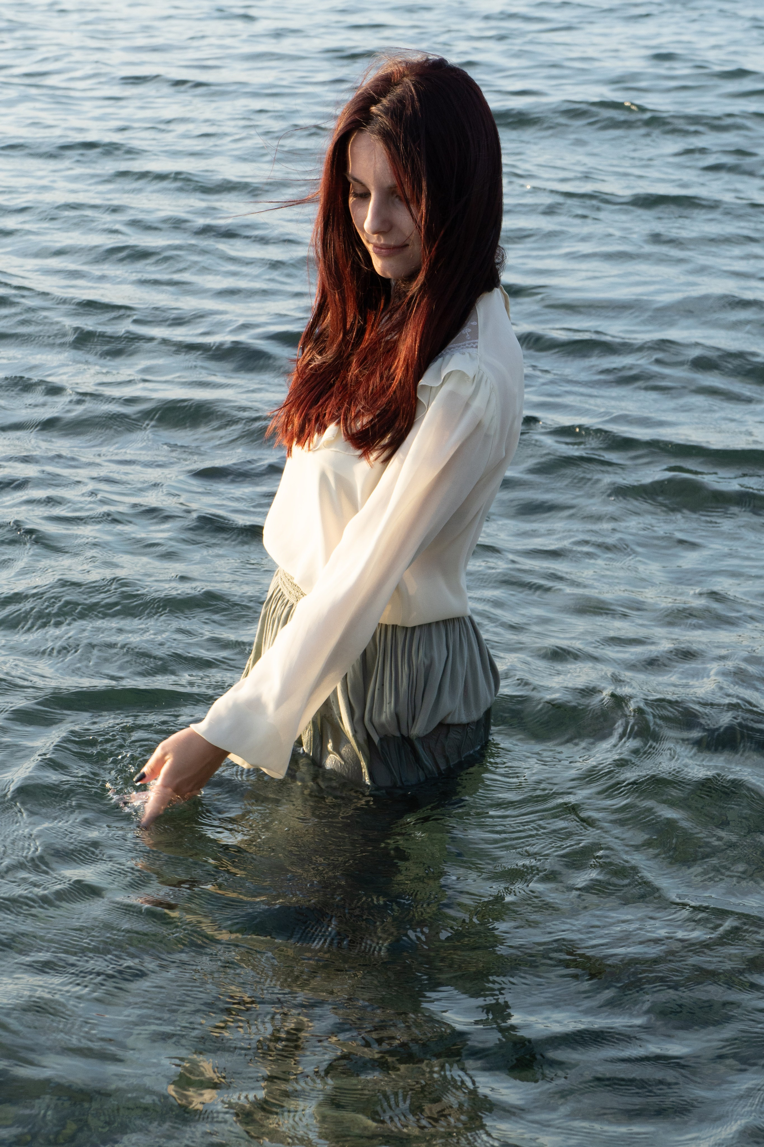 Ritratto di donna al mare, immersa nell'acqua