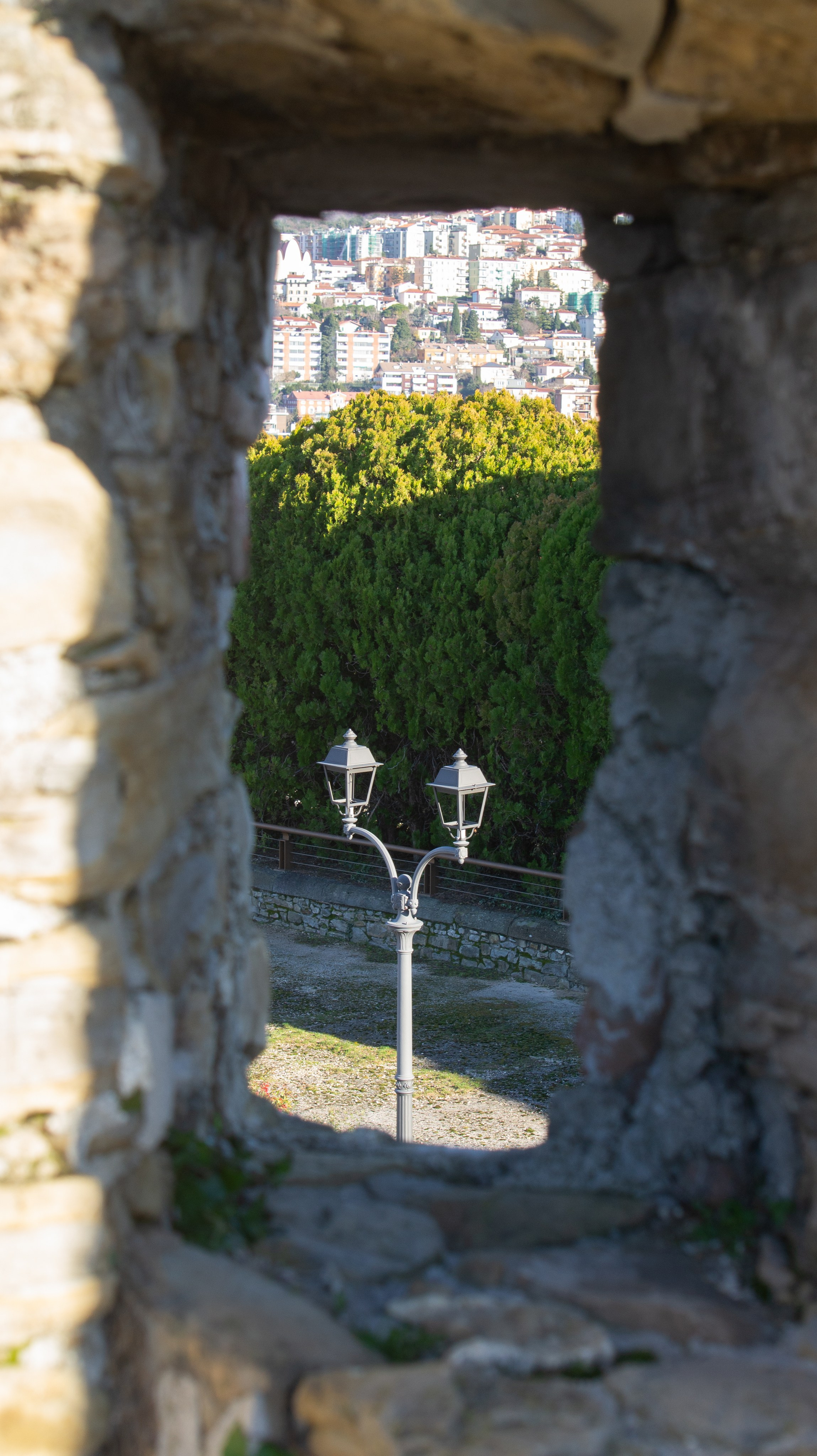 Lanterne di una citta. Fotografo Alina Imanbaeva Trieste e FVG