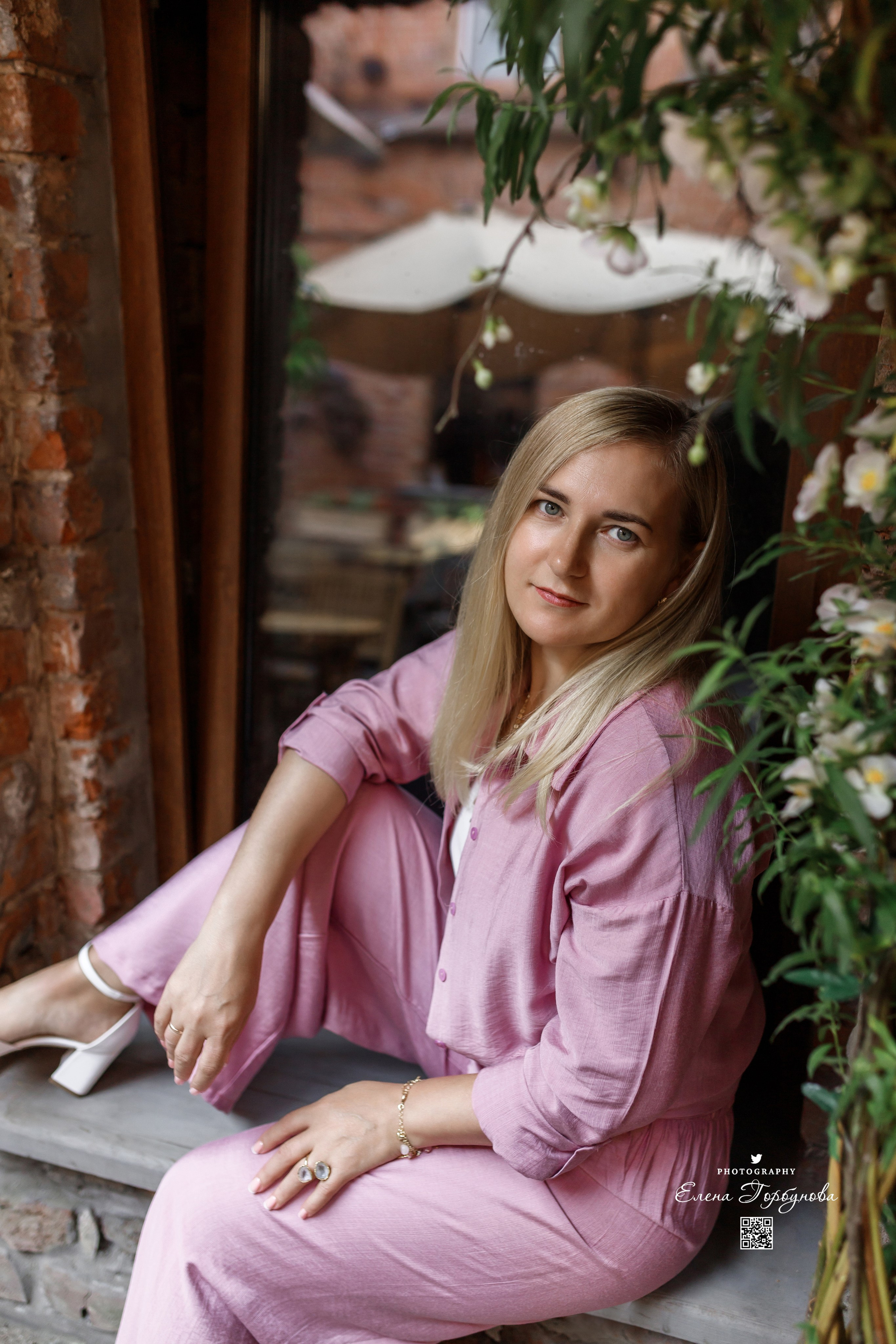 девушка сидит на подоконнике