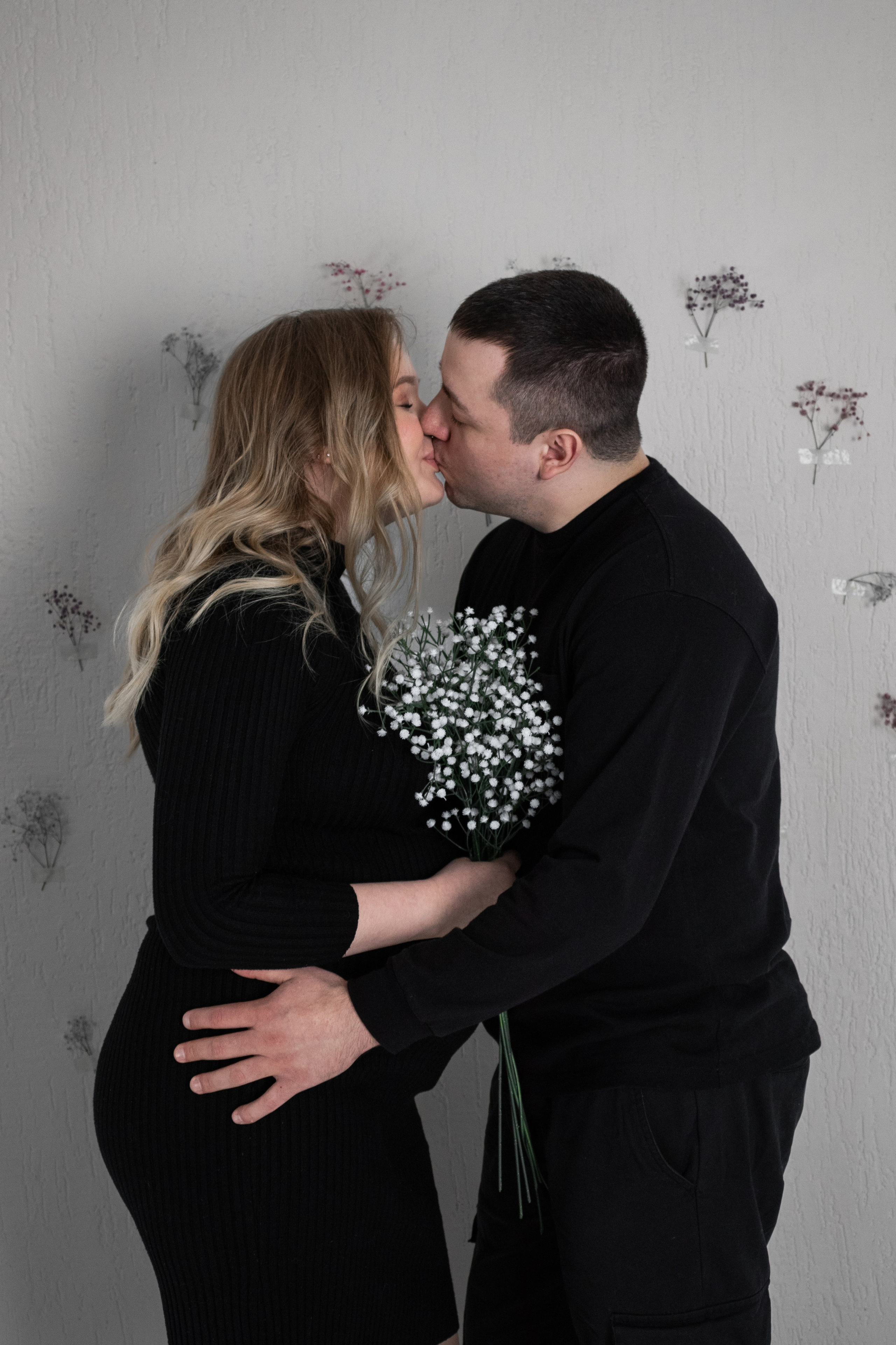 Студийная фотосессия беременной девушки с мужем в городе Северск и Томск