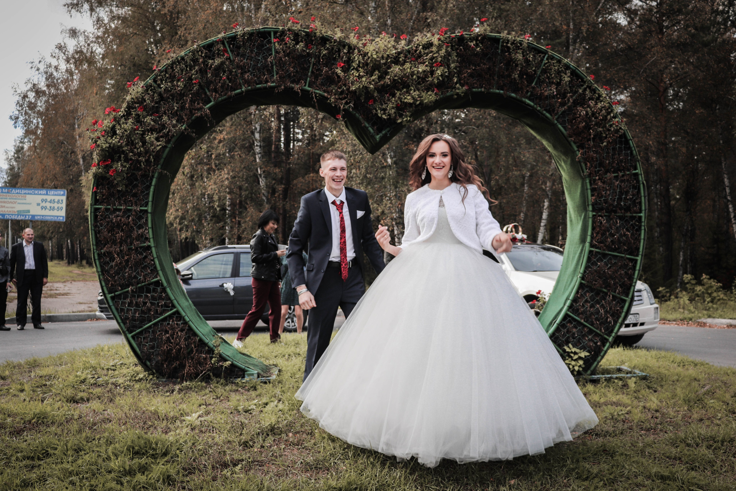 Свадебная фотосессия возле стеллы и въезда в город Северск