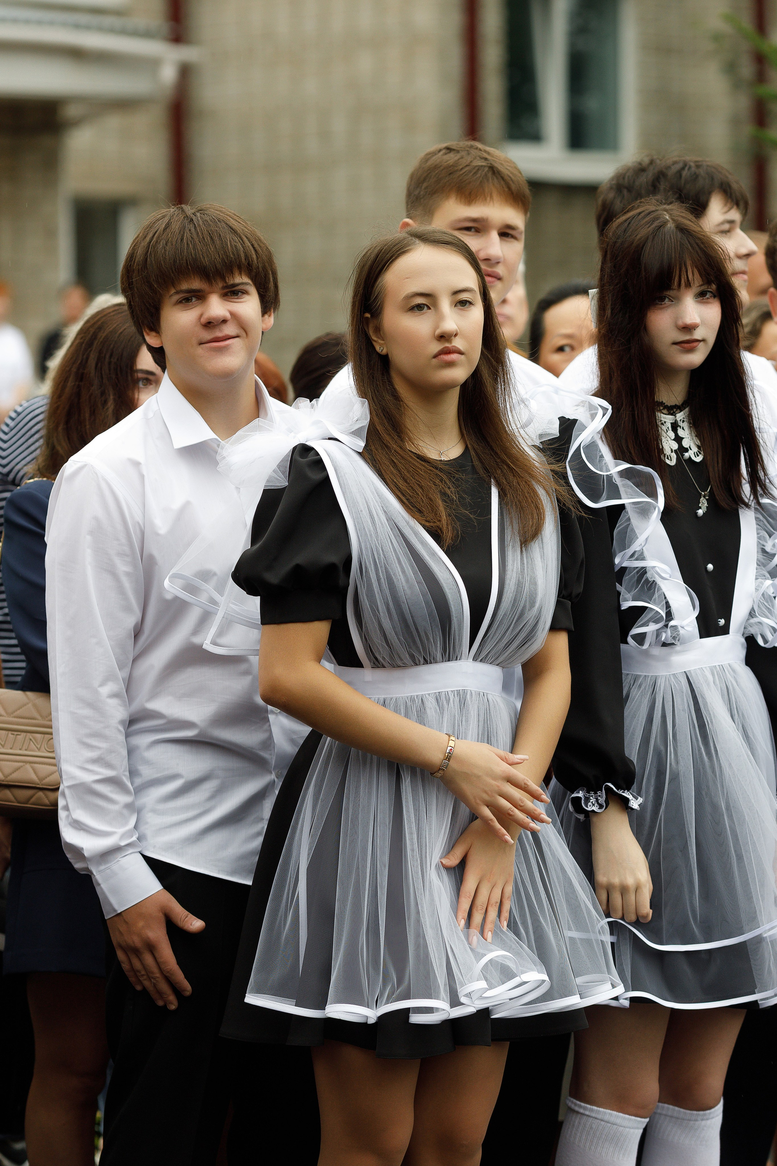 Линейка 11 клас Гимназия Артём. Photoalbum-vl.ru