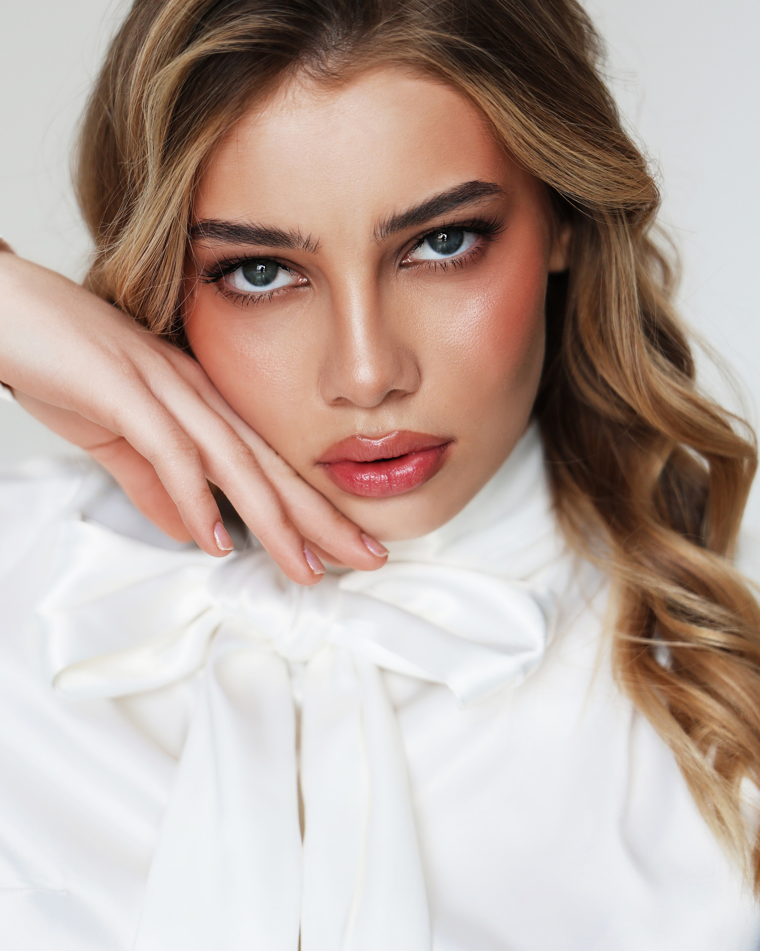 Фотосессия в студии Челябинск - крупный портрет девушки с нюдовым макияжем и укладкой, профессиональная студийная фотосессия с мягким светом и чистым фоном, акцент на лице и эмоции, бьюти съемка, портретная фотосессия для девушки в Челябинске, идеи для портретной съемки, естественная красота, выразительный взгляд, качественная ретушь кожи, фотосессия для личного бренда и соцсетей, фотосессия для инстаграм, женственный образ, студийная съемка с мягким светом, услуги фотографа Челябинск, красивая фотосессия в студии, профессиональные фото для профиля, вдохновение для фотосессии