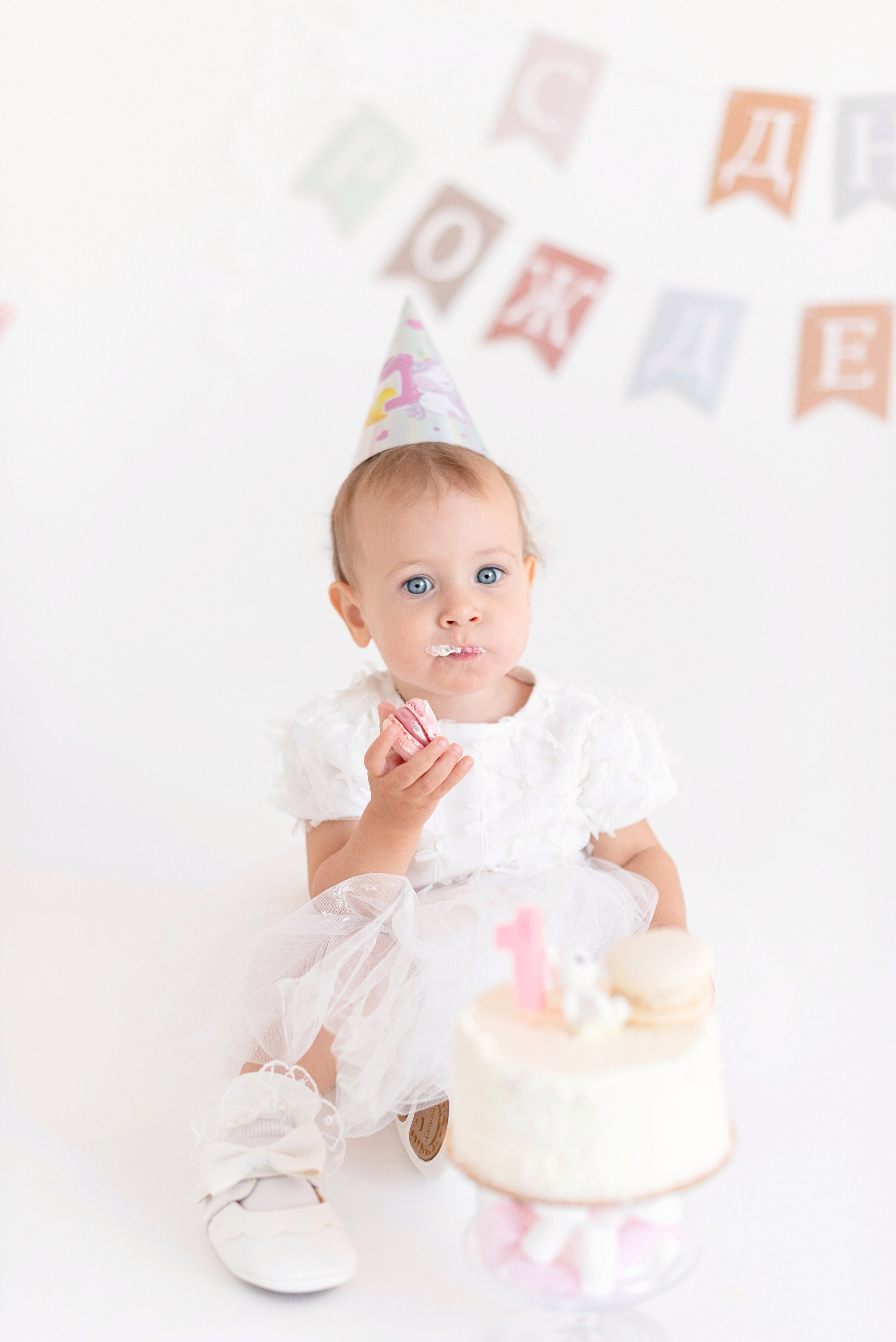 Фотосессия дня рождения малыша в студии, торт, воздушные шары, мыльные пузыри, профессиональный фотограф в Сургуте и Нефтеюганске.
