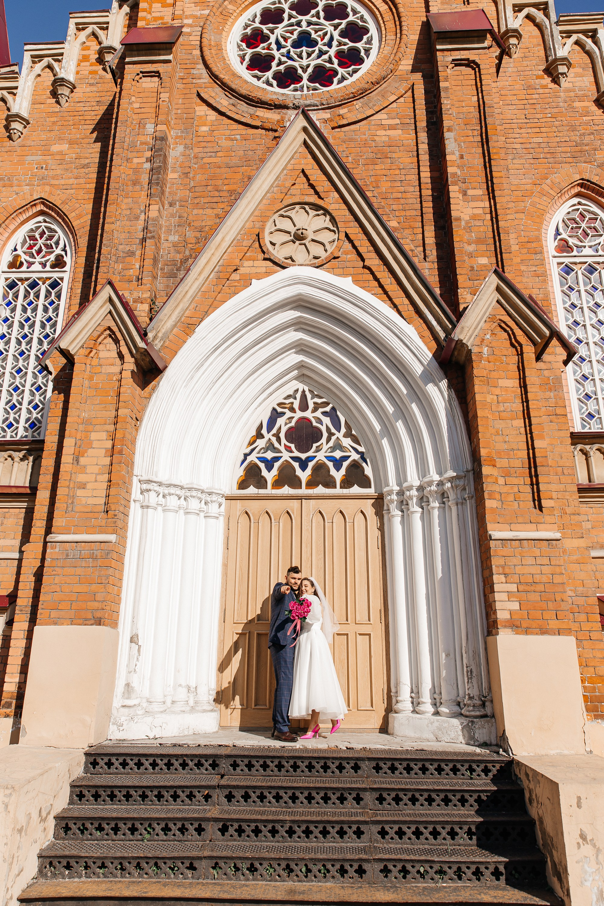 Свадебная съемка на фоне церкви