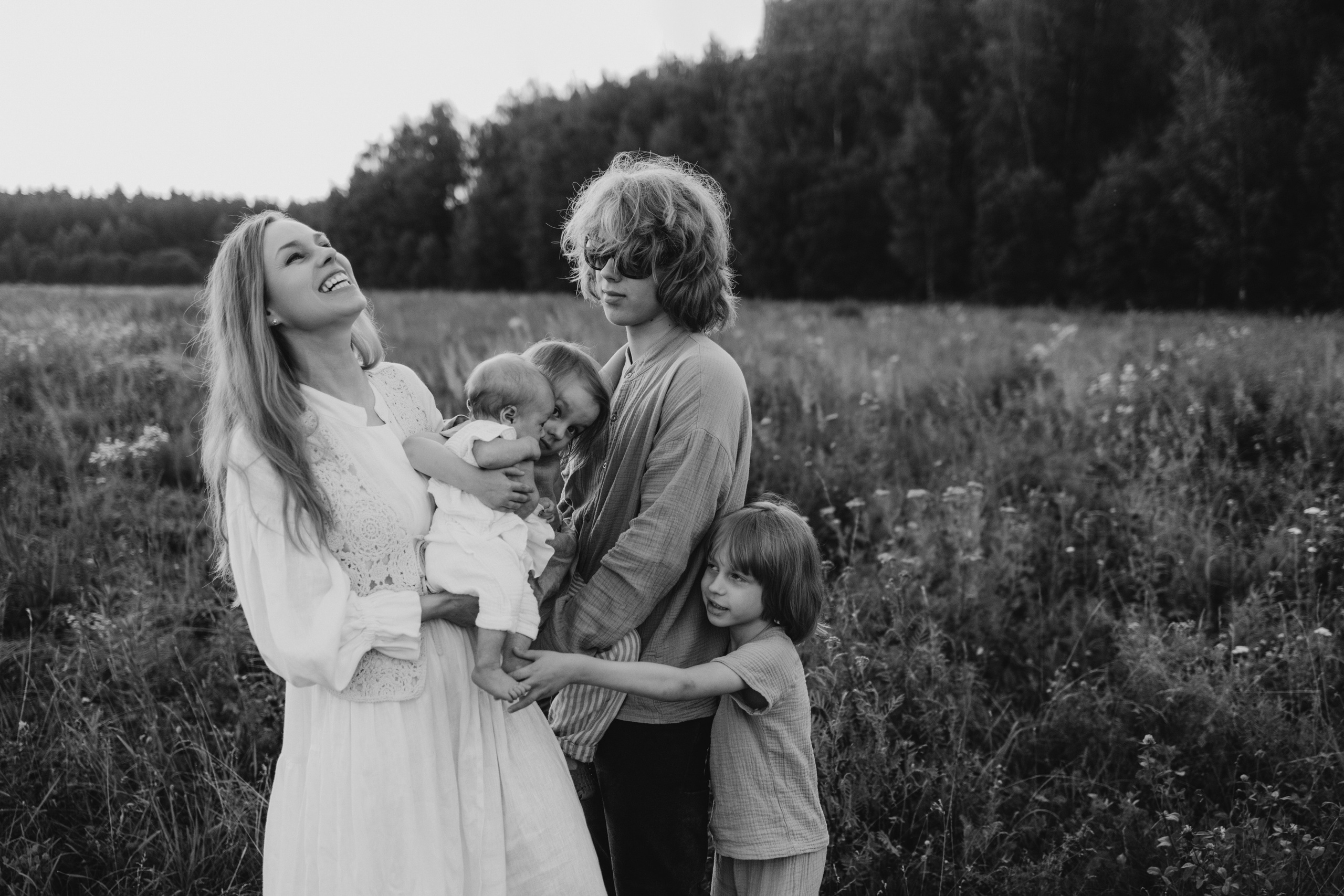 Семейная фотосессия в поле. Семейный фотограф в Москве Марина Петра