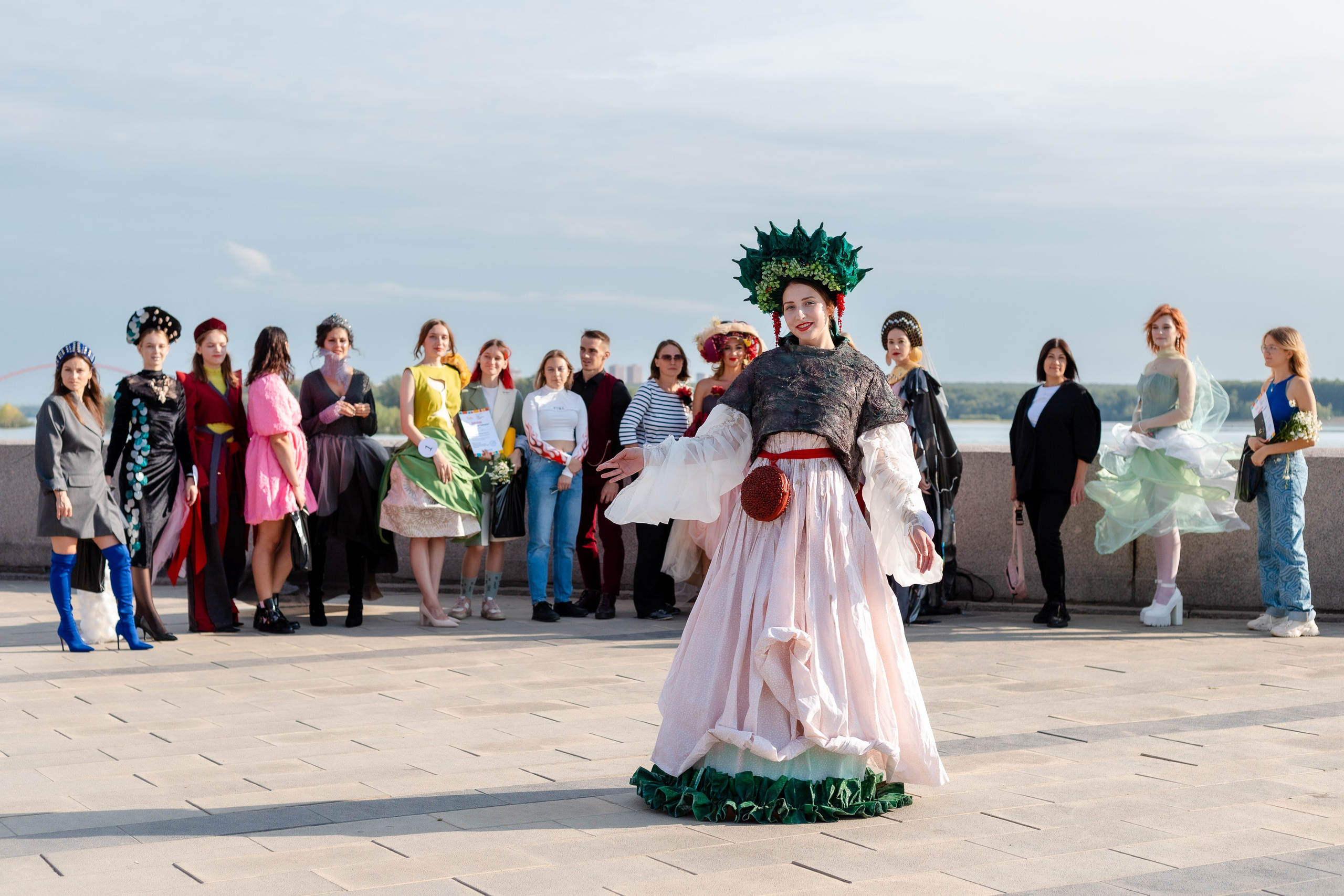 Модельный показ на набережной. Портретный и репортажный фотограф. Мыльников Илья