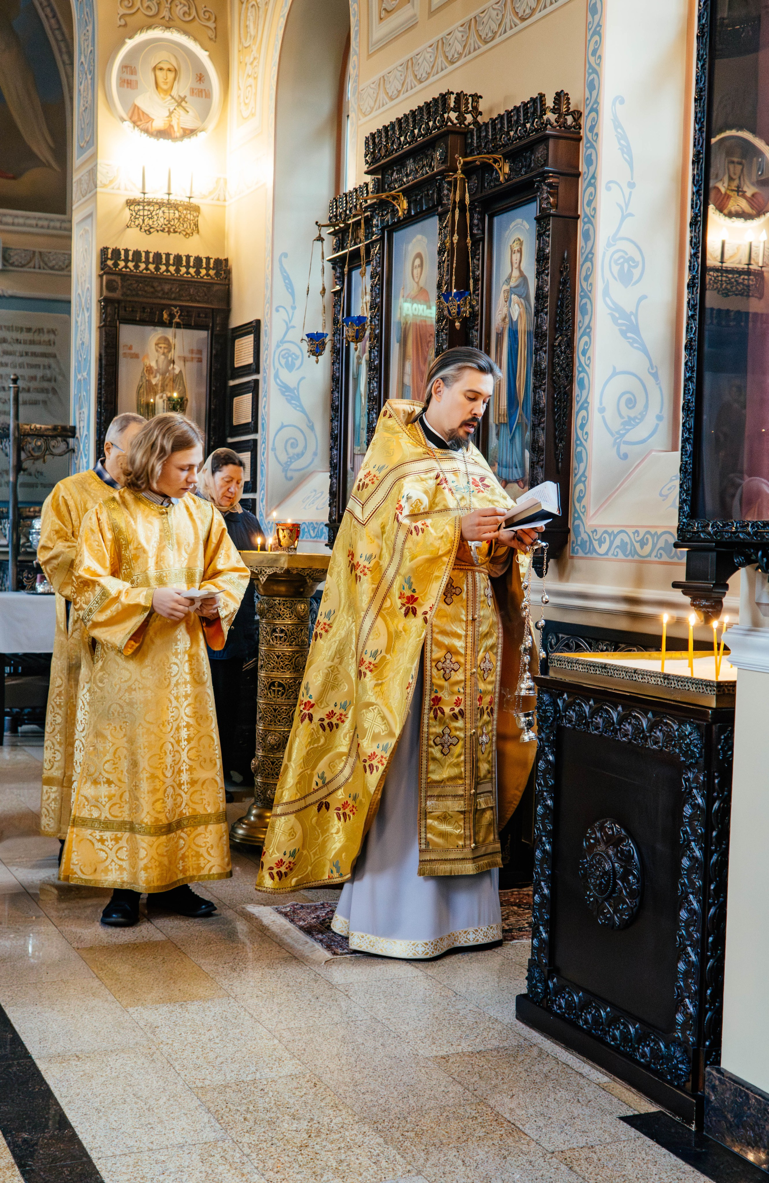 Литургия в храме блж. Ксении Петербургской д. Слобода. Фотограф Москва Валерия Веденина