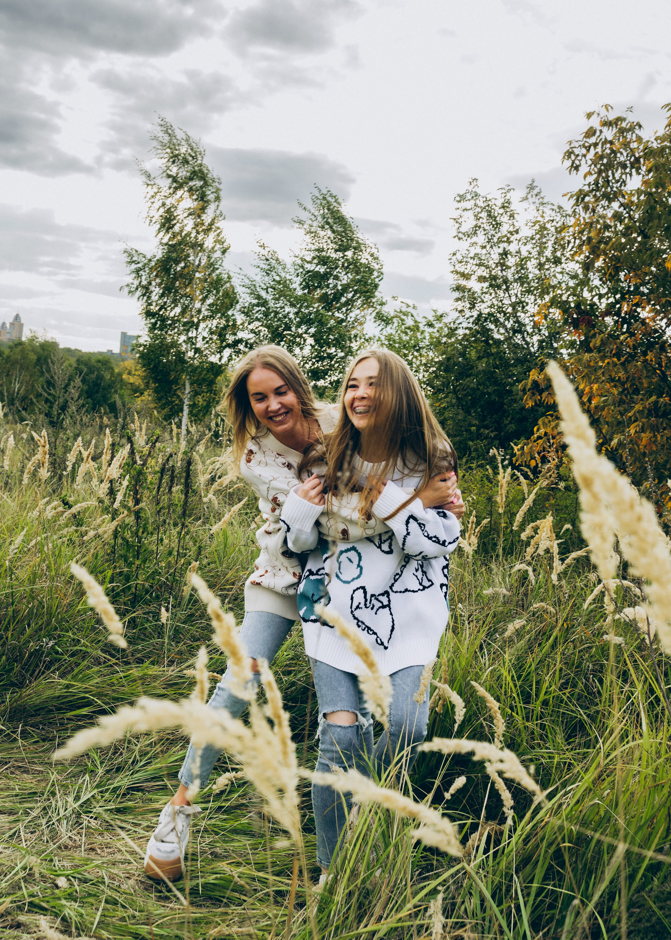 Подруги — Юля и Аня