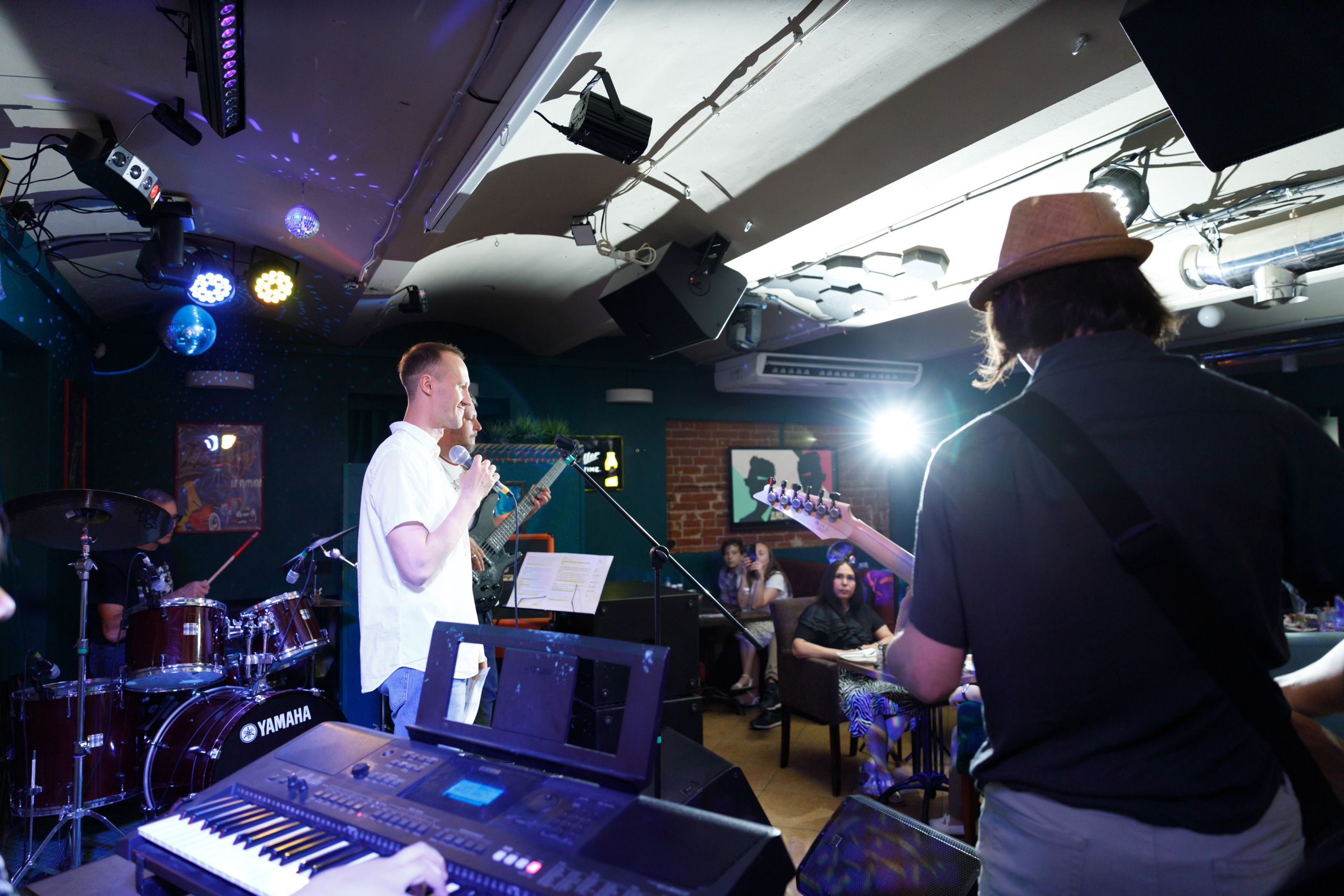 Концерт группы «Джентельмены удачи». Фотограф Анна Телекаева, выпускные альбомы, семейные и репортажные съемки в Омске