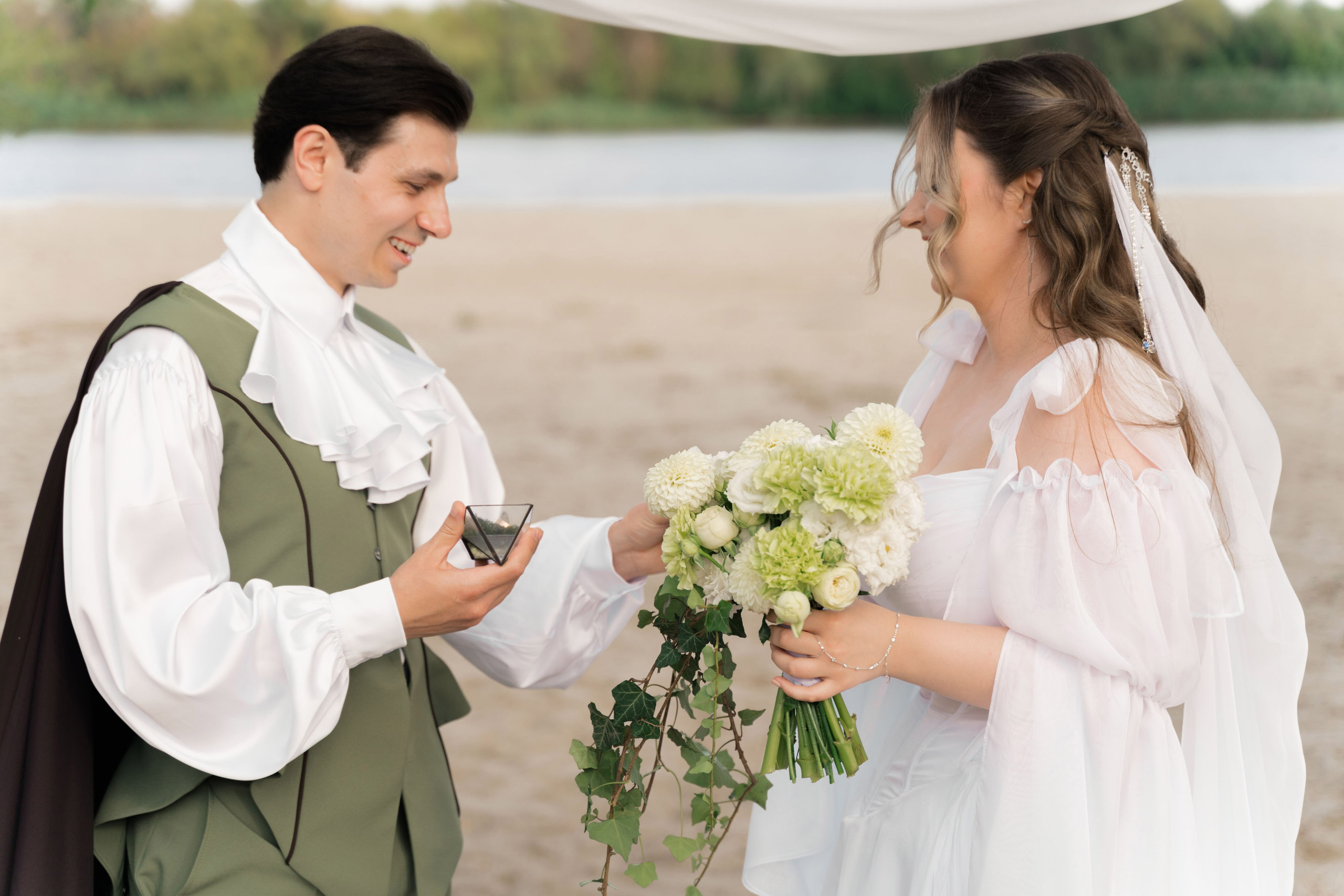 фотосессия обмена кольцами на свадьбе на берегу реки