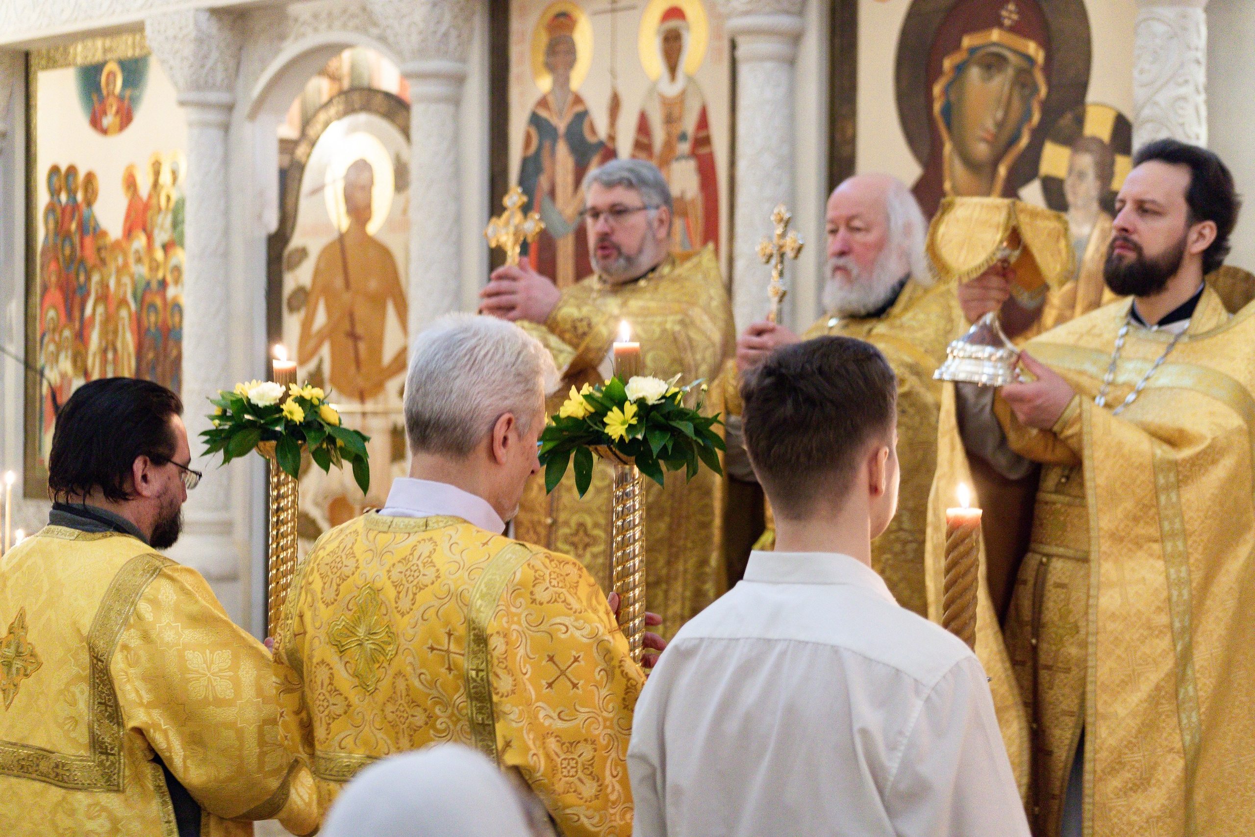 Праздничное богослужение Святителю Николаю 19 декабря. Интерьерный фотограф в Москве Роман Потапов