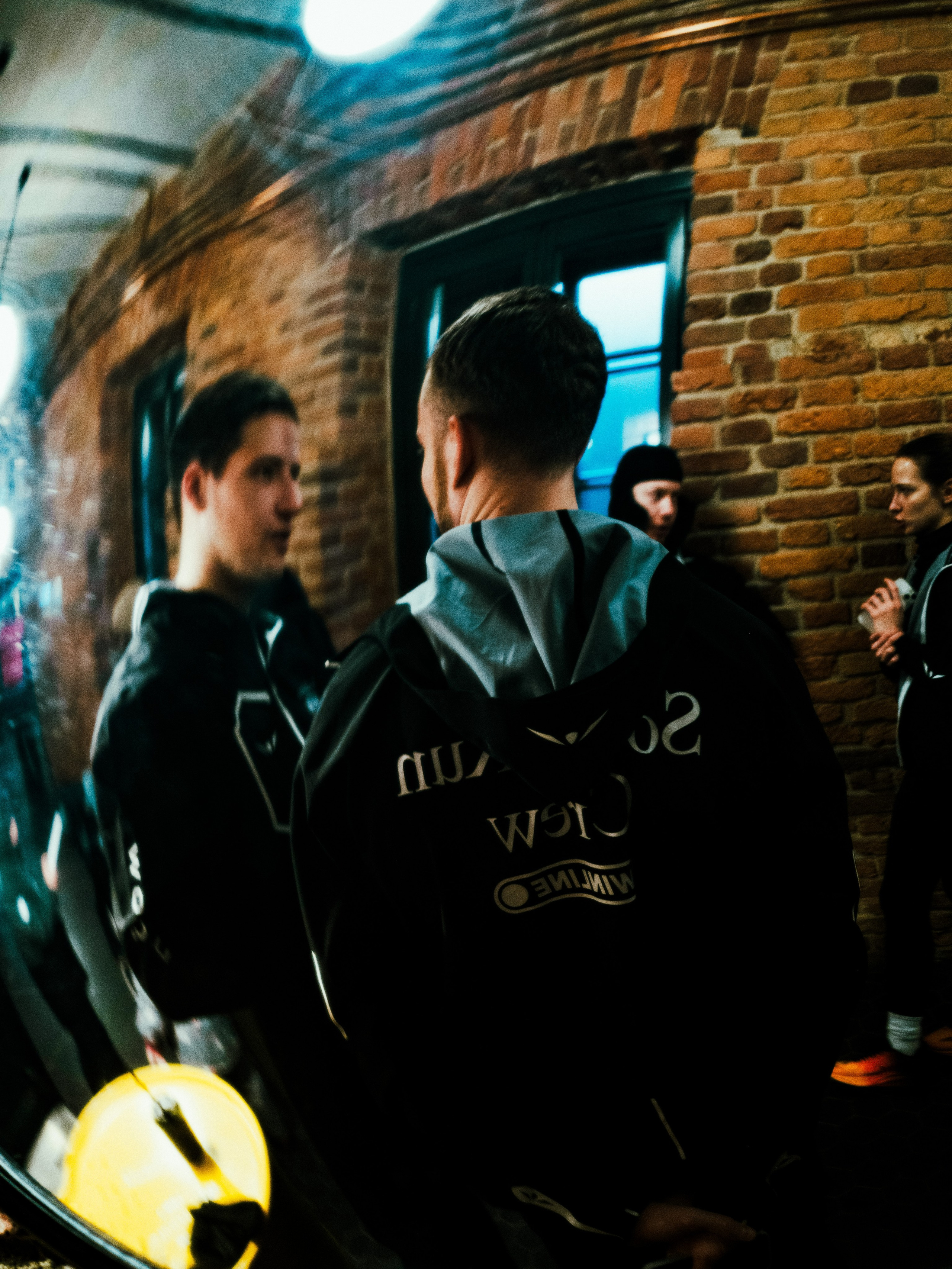 Social Run Community x Anta. Зимняя городская новогодняя фотосессия спортивной одежды от бегового клуба social run community. Портретный и репортажный фотограф в Санкт-Петербурге Смоляков Максим