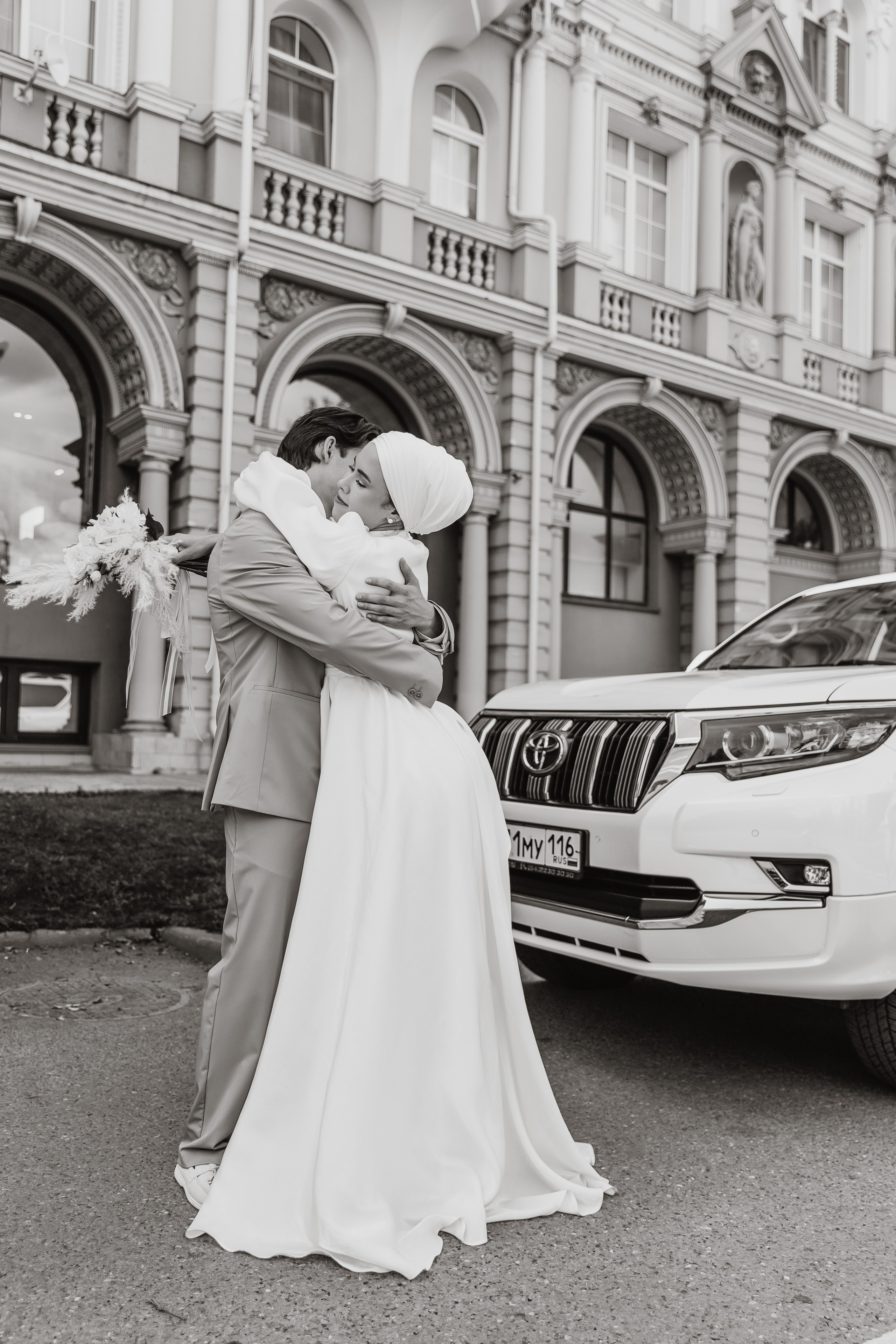 Трендовый наряд на никах: сочетание платья и аксессуаров, фото в Казани