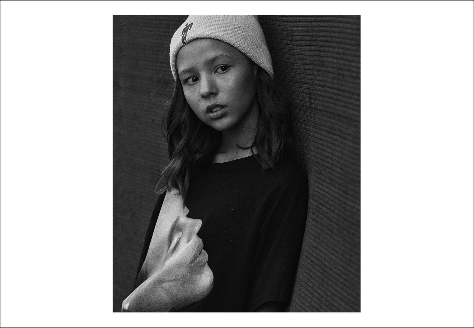 дети позируют на фотоаппарат