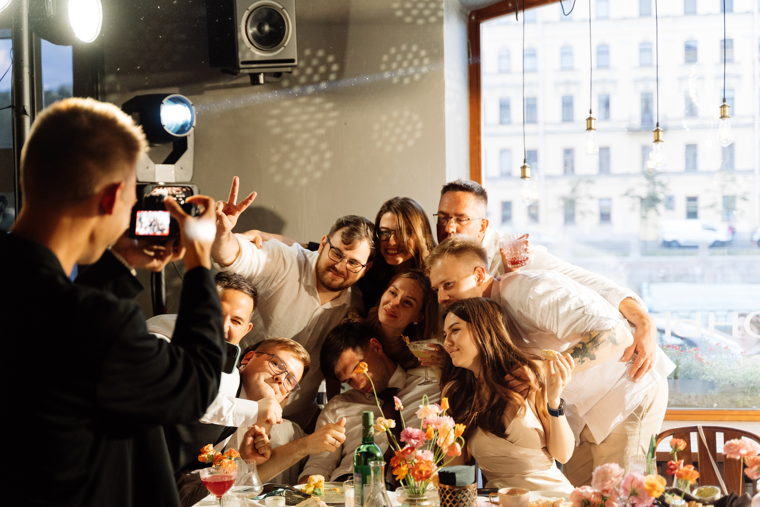 Камерная свадьба на фонтанке в сезонах. Свадебный фотограф организатор в Санкт-Петербурге Ассоль Опарина