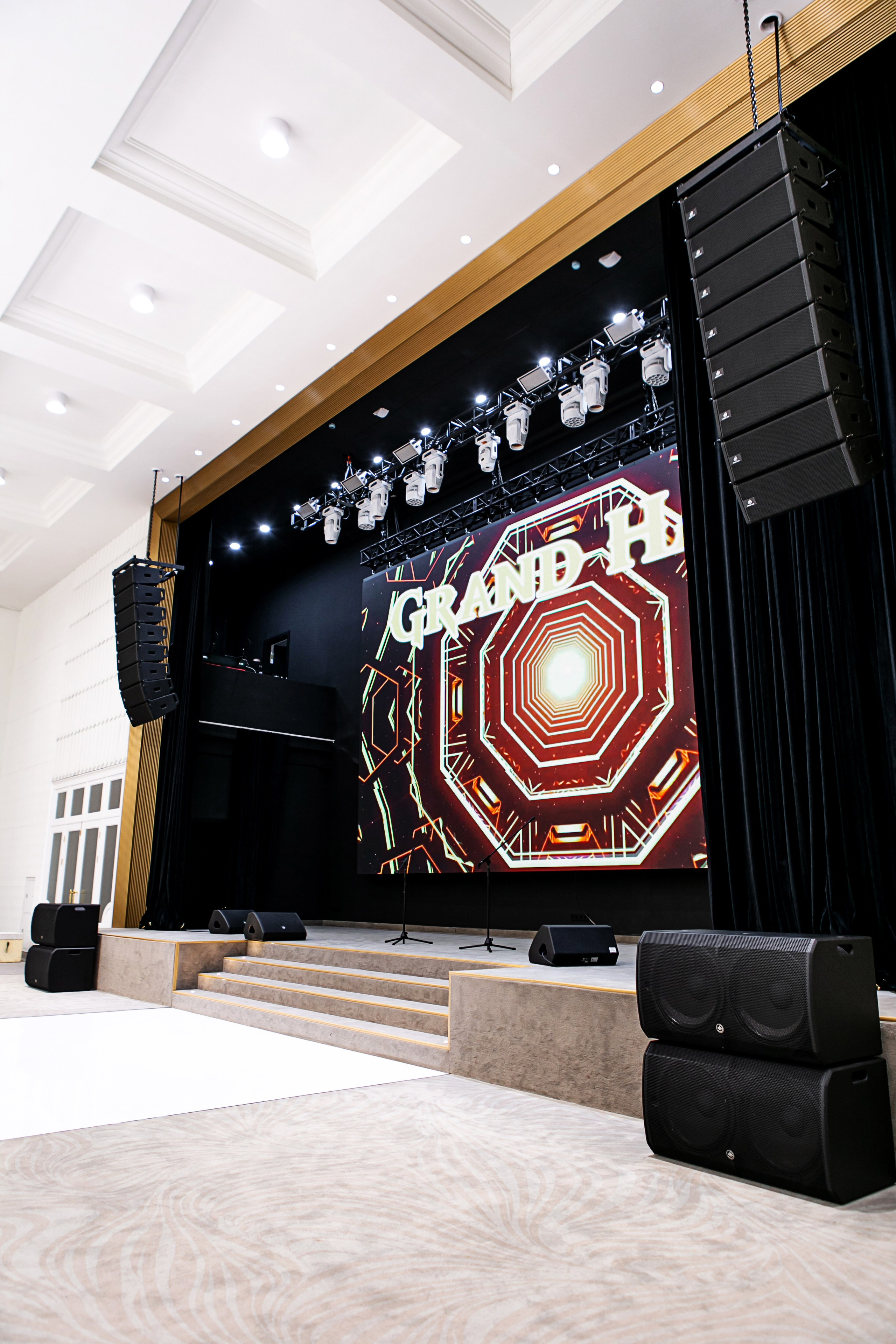 Банкетный зал Grand Holl. Контент фотограф, съемка для маркетплейсов, фуд съемка и репортажи в Новосибирске Ралия Галеева