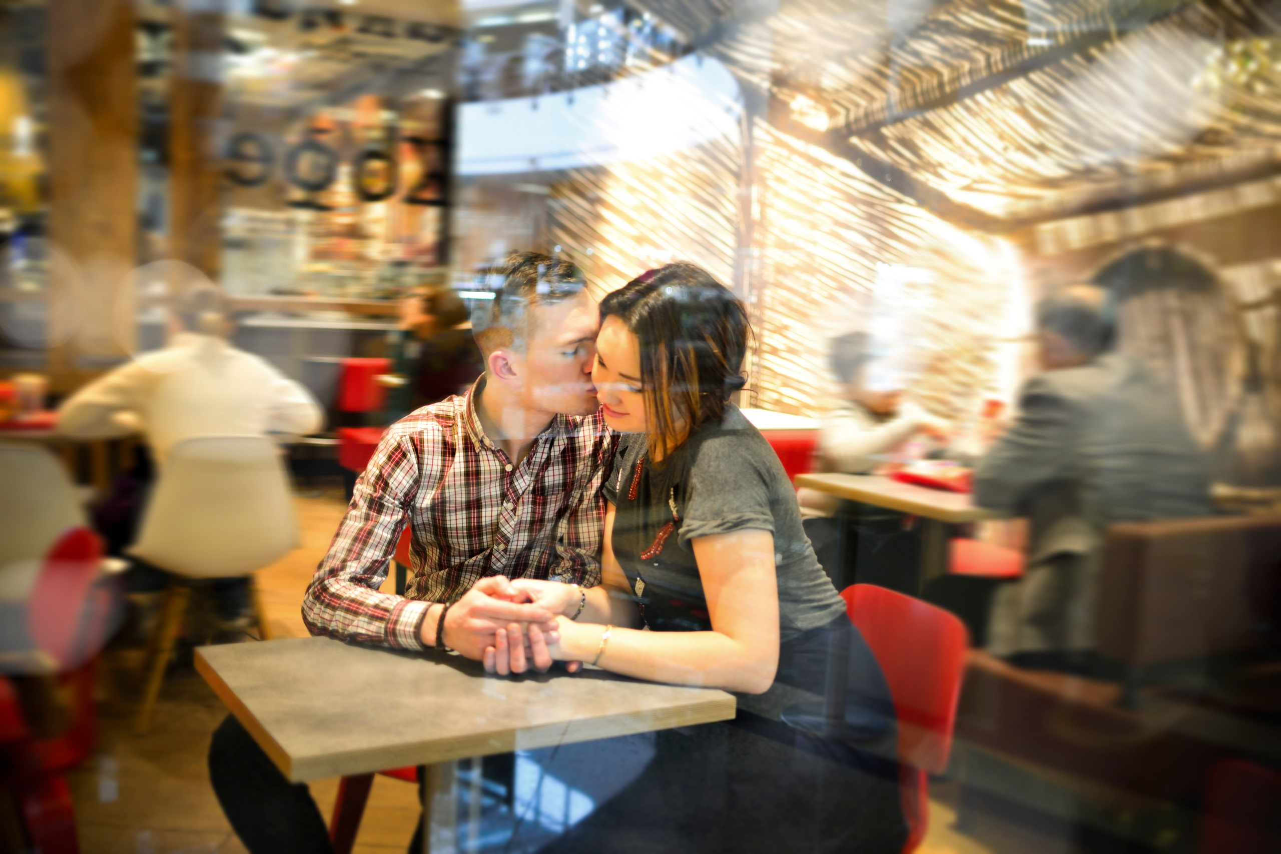 Романтическая Love Story фотосессия в Казани, профессиональный фотограф в г. Казани +79172284430, съёмка истории любви на природе в парке или студии, эмоциональные кадры пар, городской стиль, свадебные и домашние фото, кинематографичные образы, лучший фотограф для пар в Казани +79172284430