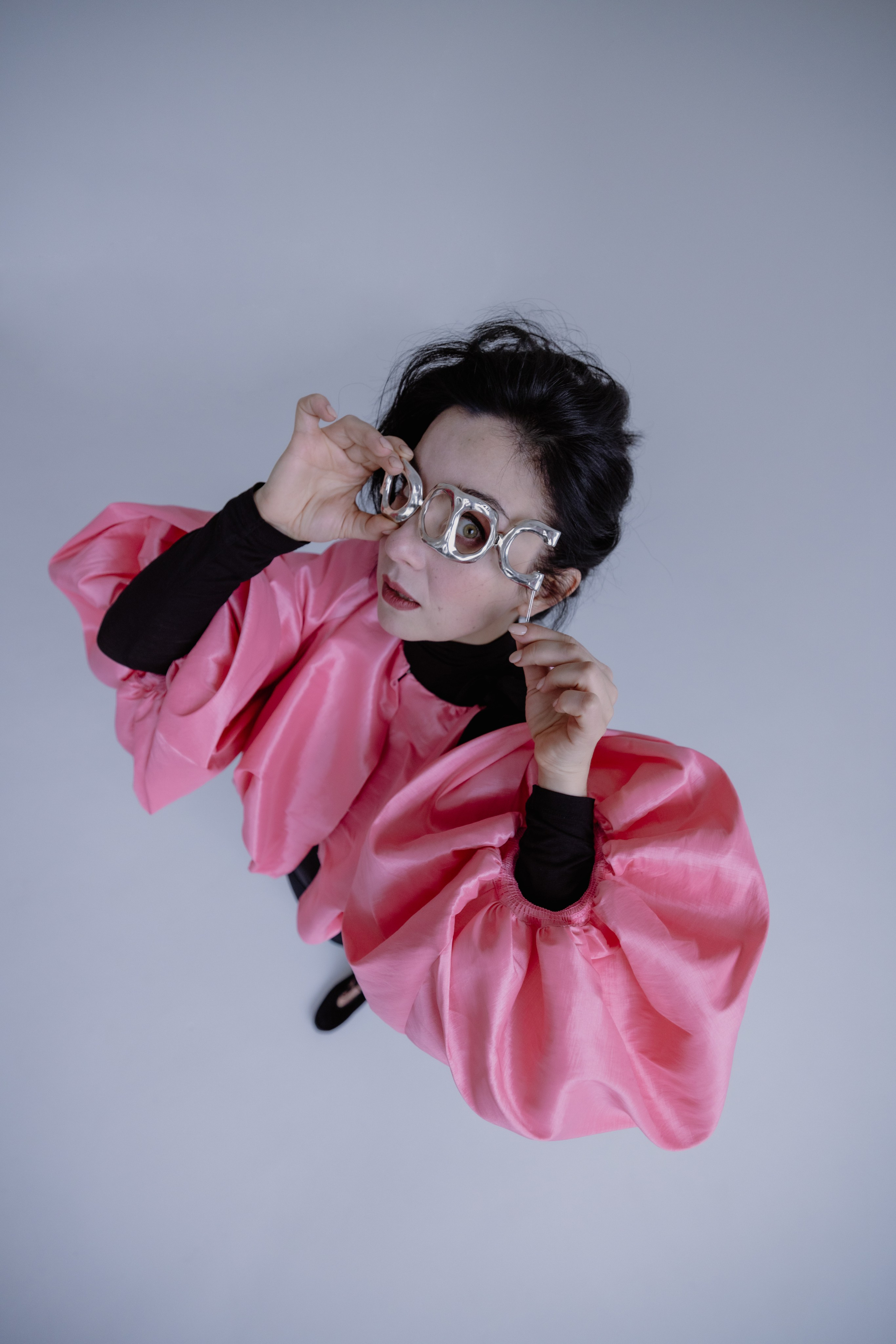 Нана Татишвили, девушка на красном фоне, образ арлекин