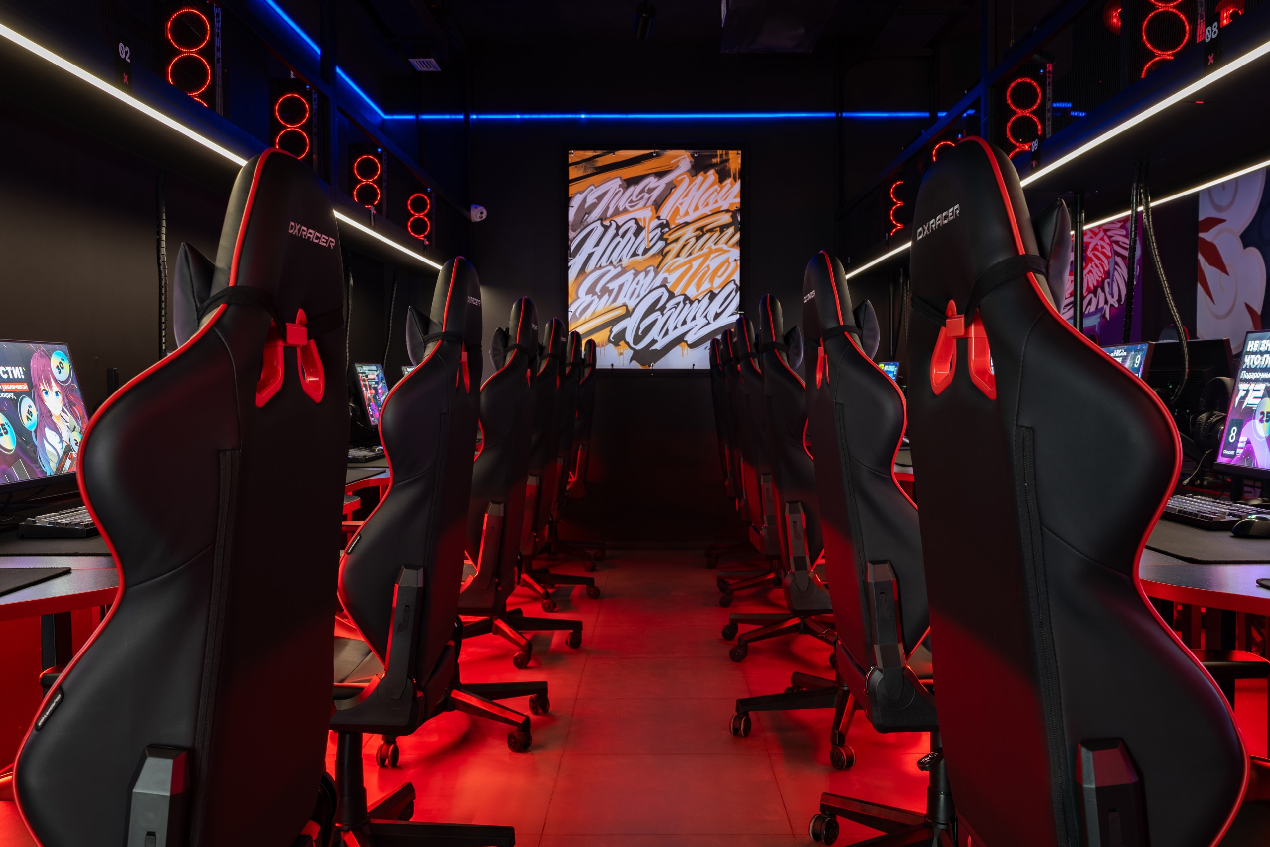 Основной зал в компьютерном клубе