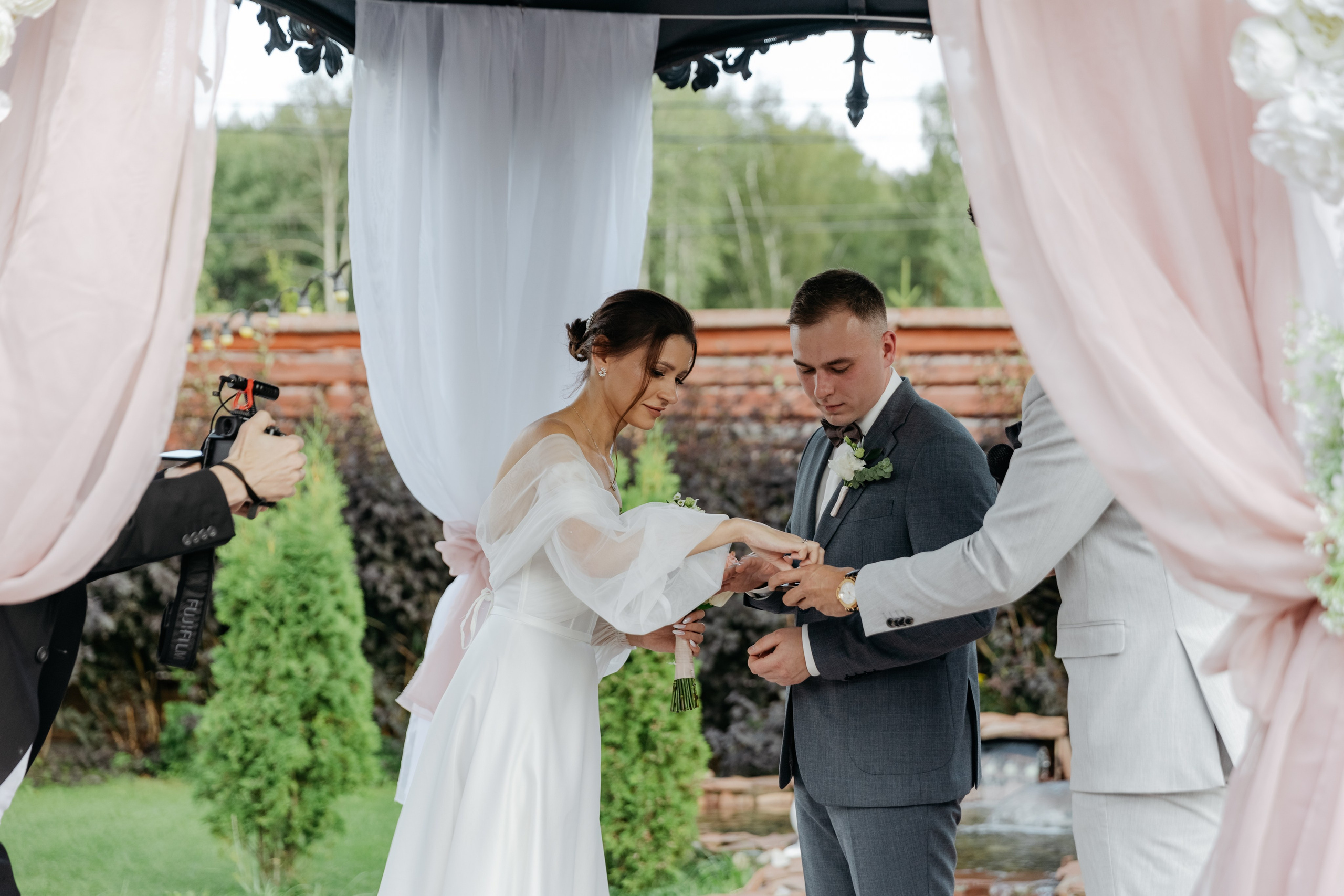 Волшебство уходит — Знаю. — И что мы будем делать? — Наслаждаться моментом. Свадебный фотограф в Санкт-Петербурге