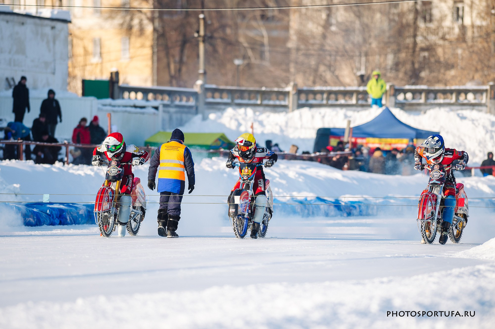 Мотогонку на льду. Спортивный фотограф в Уфе Евгений Буров