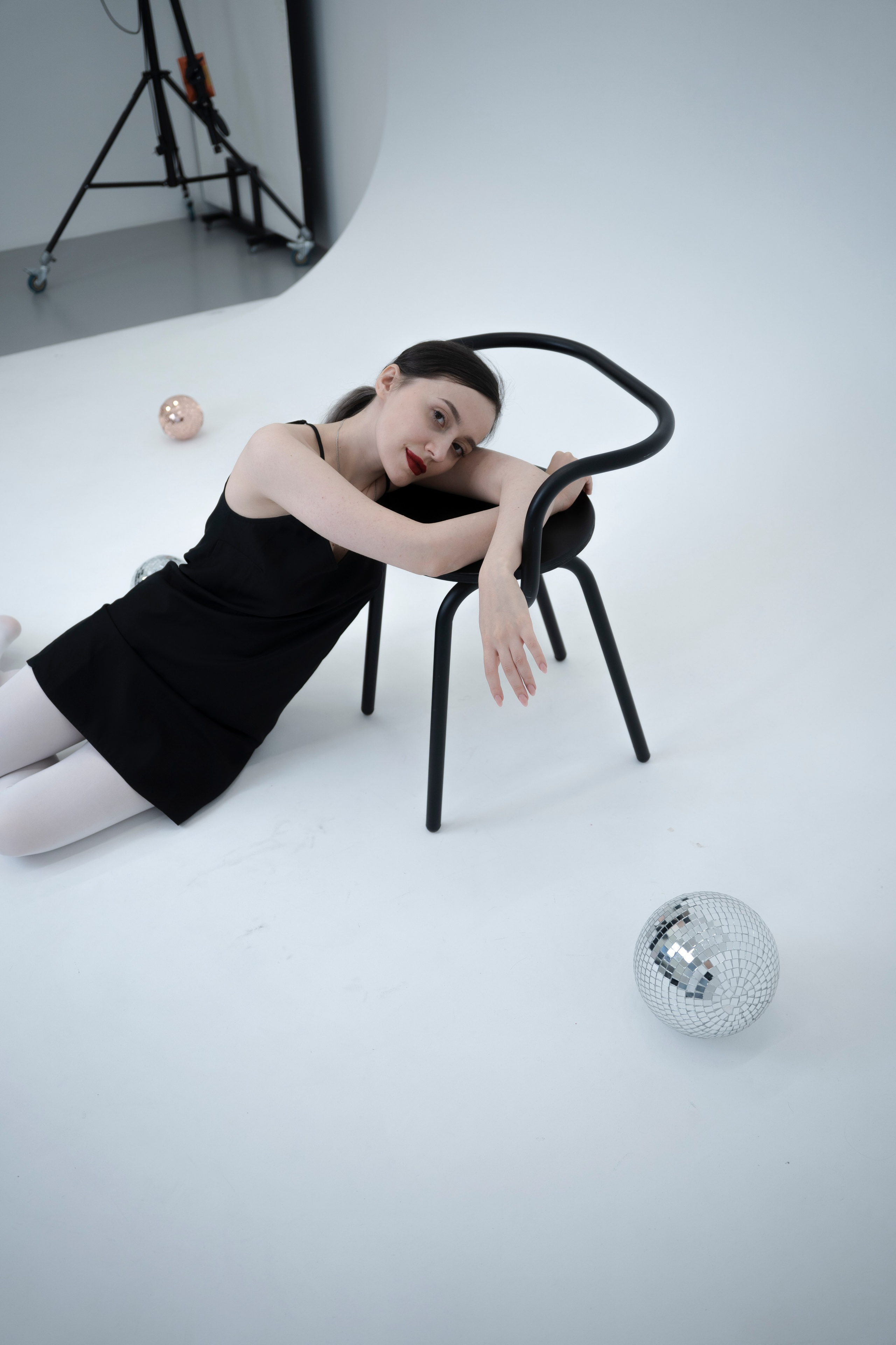 ДЕВОЧКА НА ШАРЕ. Главная