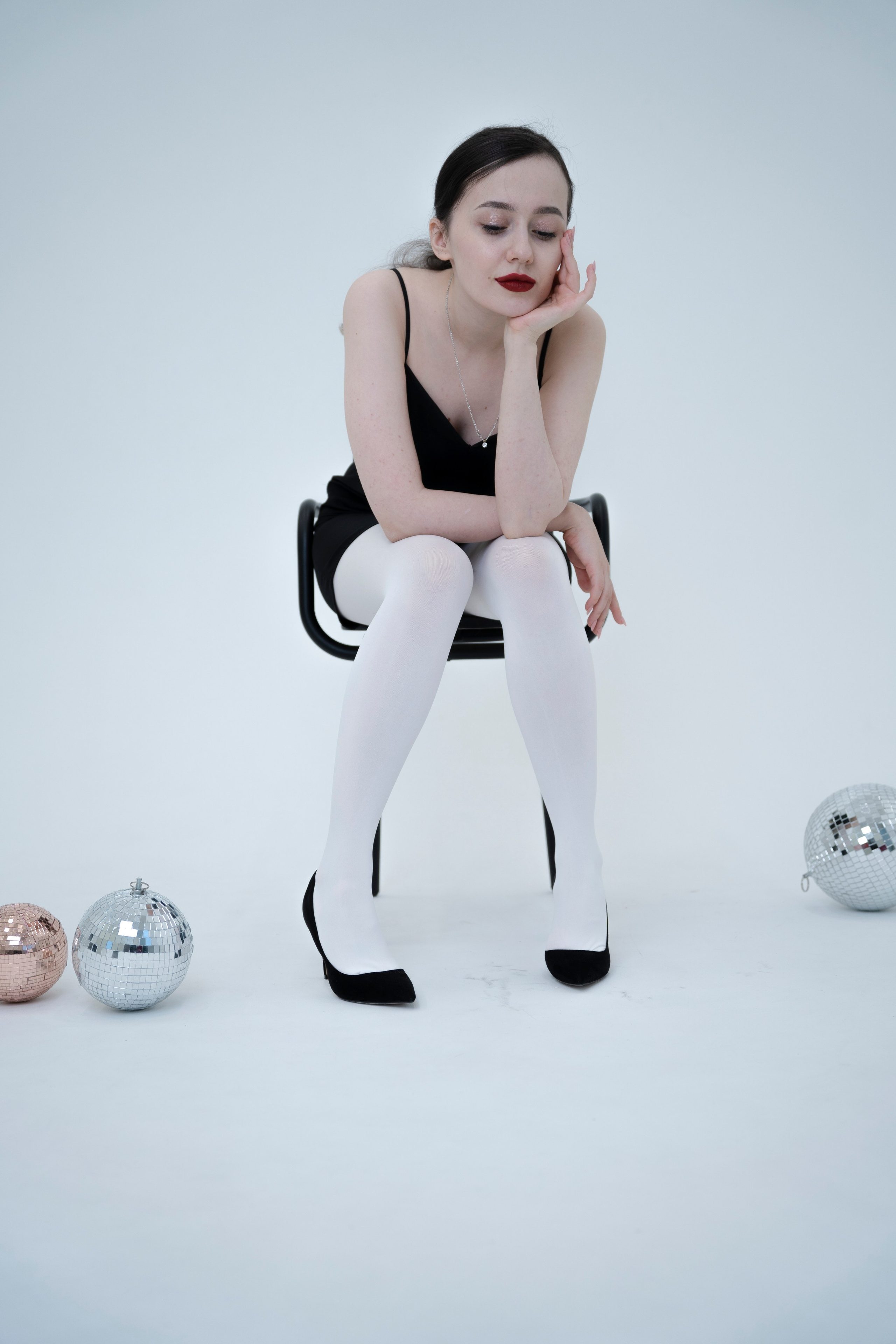 ДЕВОЧКА НА ШАРЕ. Главная