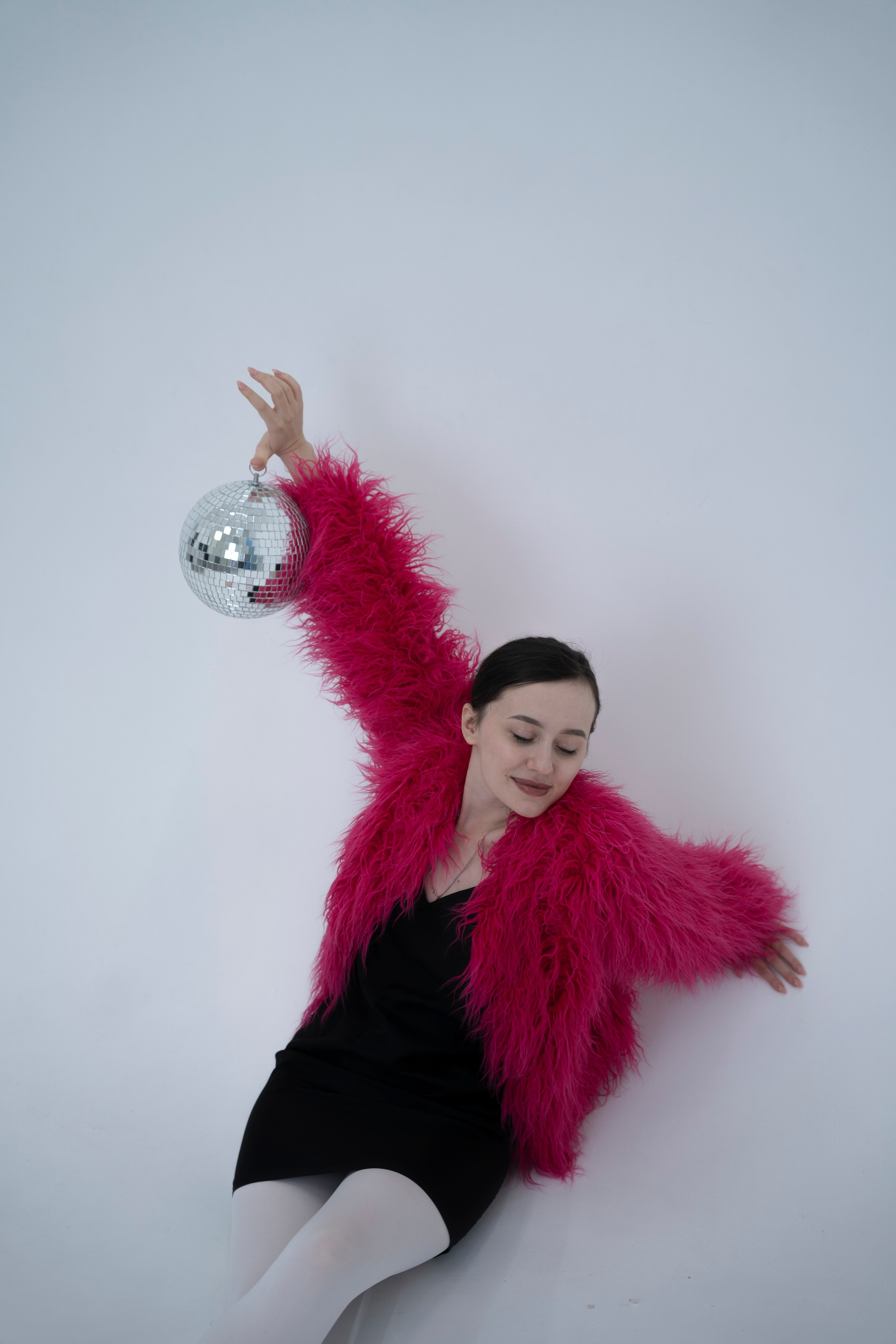 ДЕВОЧКА НА ШАРЕ. Главная