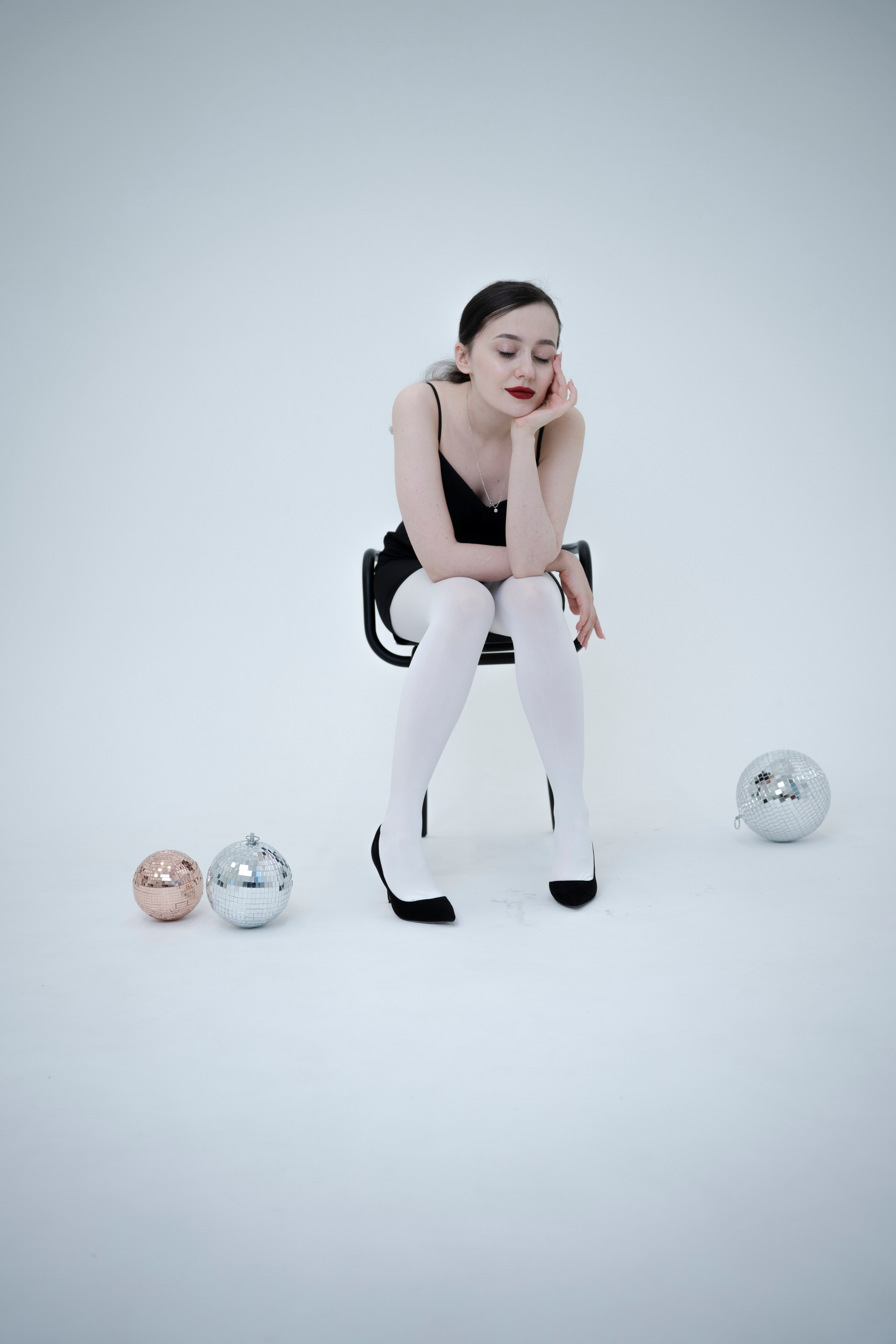 ДЕВОЧКА НА ШАРЕ. Главная