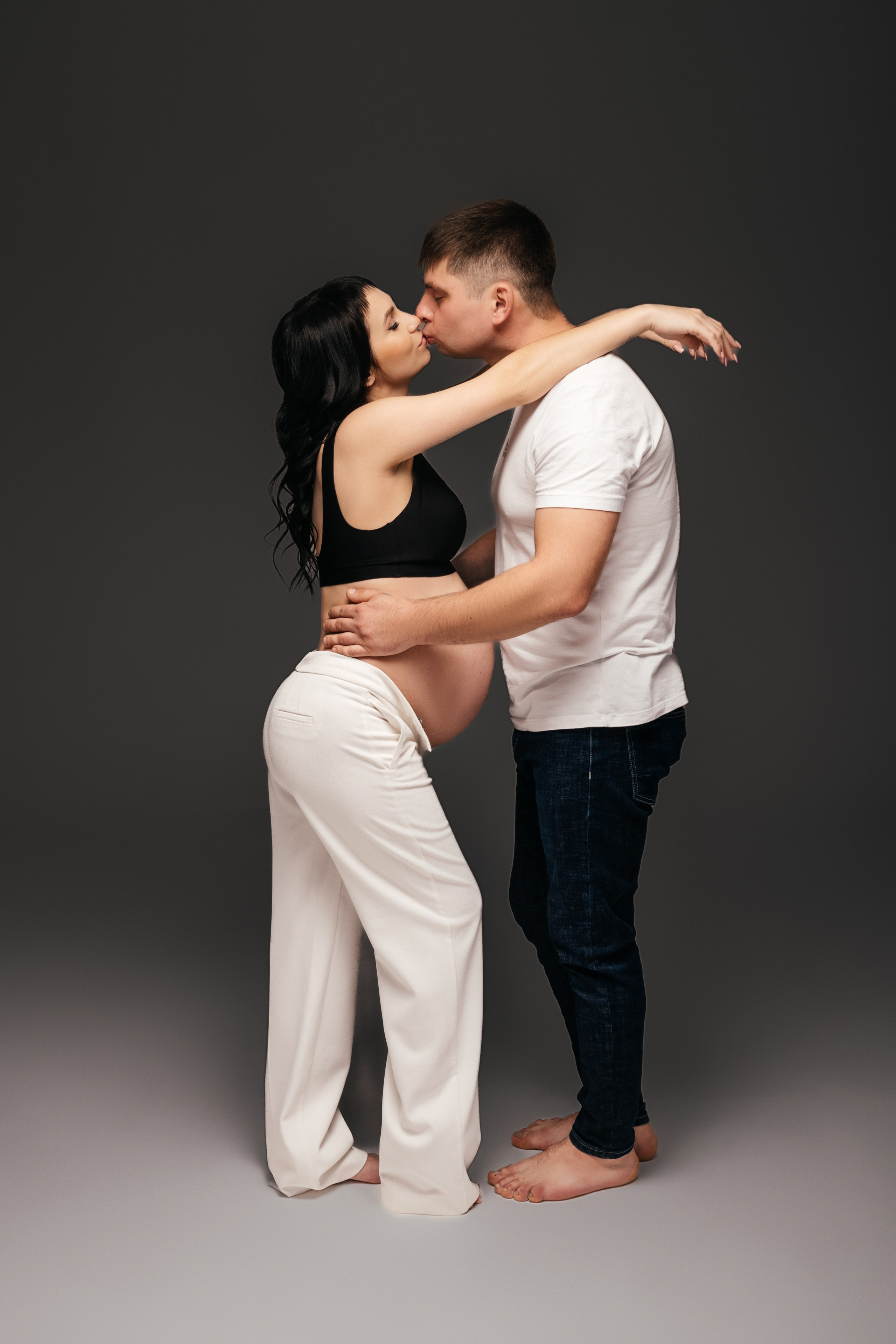 Белые брюки 42-44 плюс топ черный/белый, шляпа. Фотограф Анна Качан