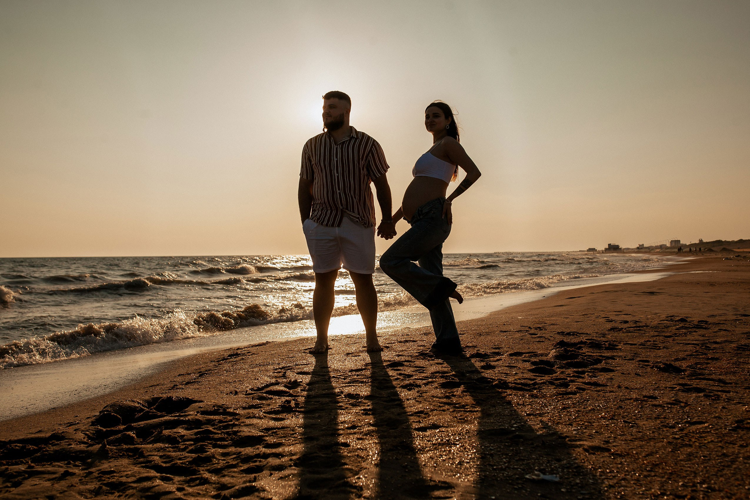Пара на фотосессии на пляже Анапы