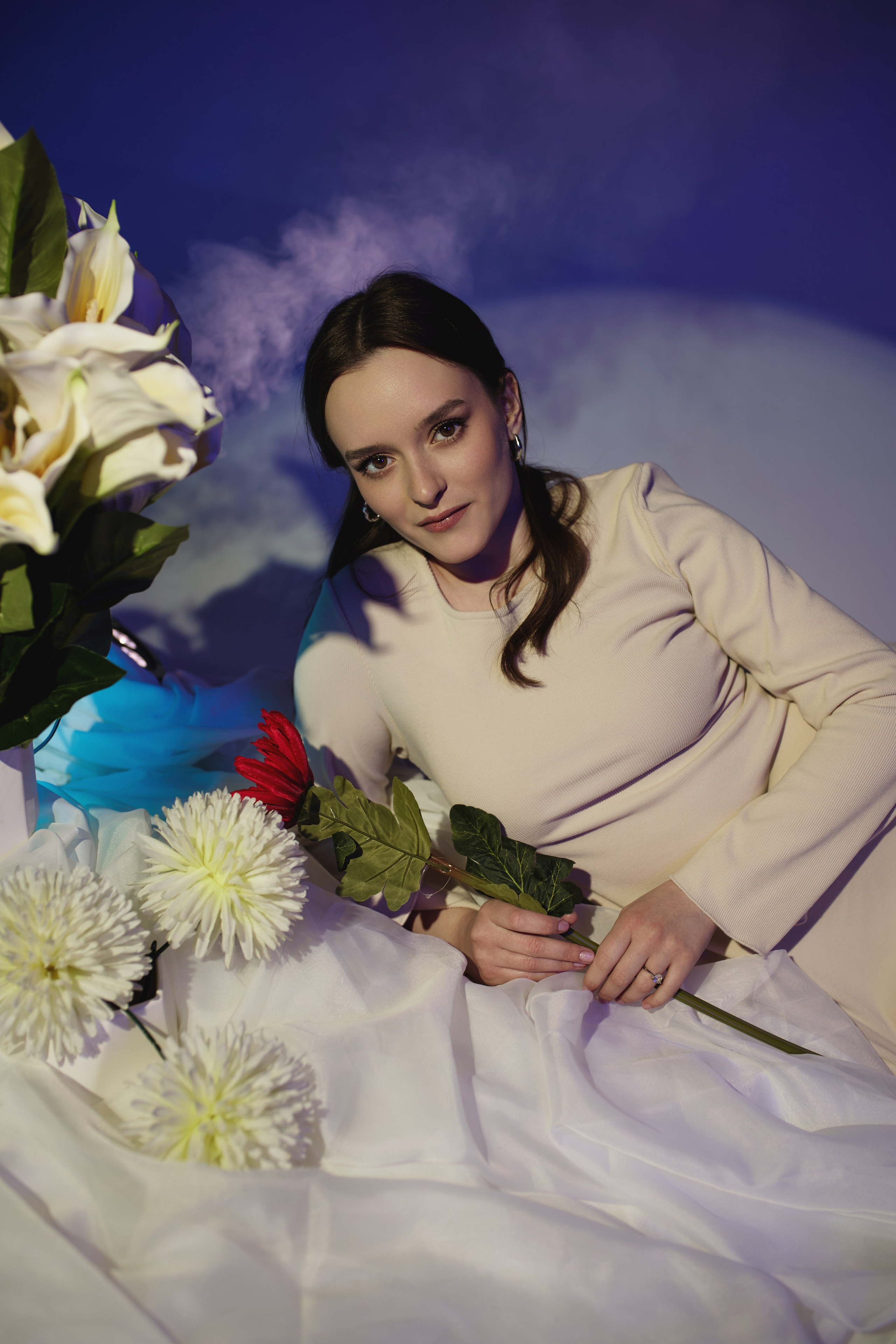 Цветной свет и цветы — фотодень. Фотограф|Катя Рикошетер