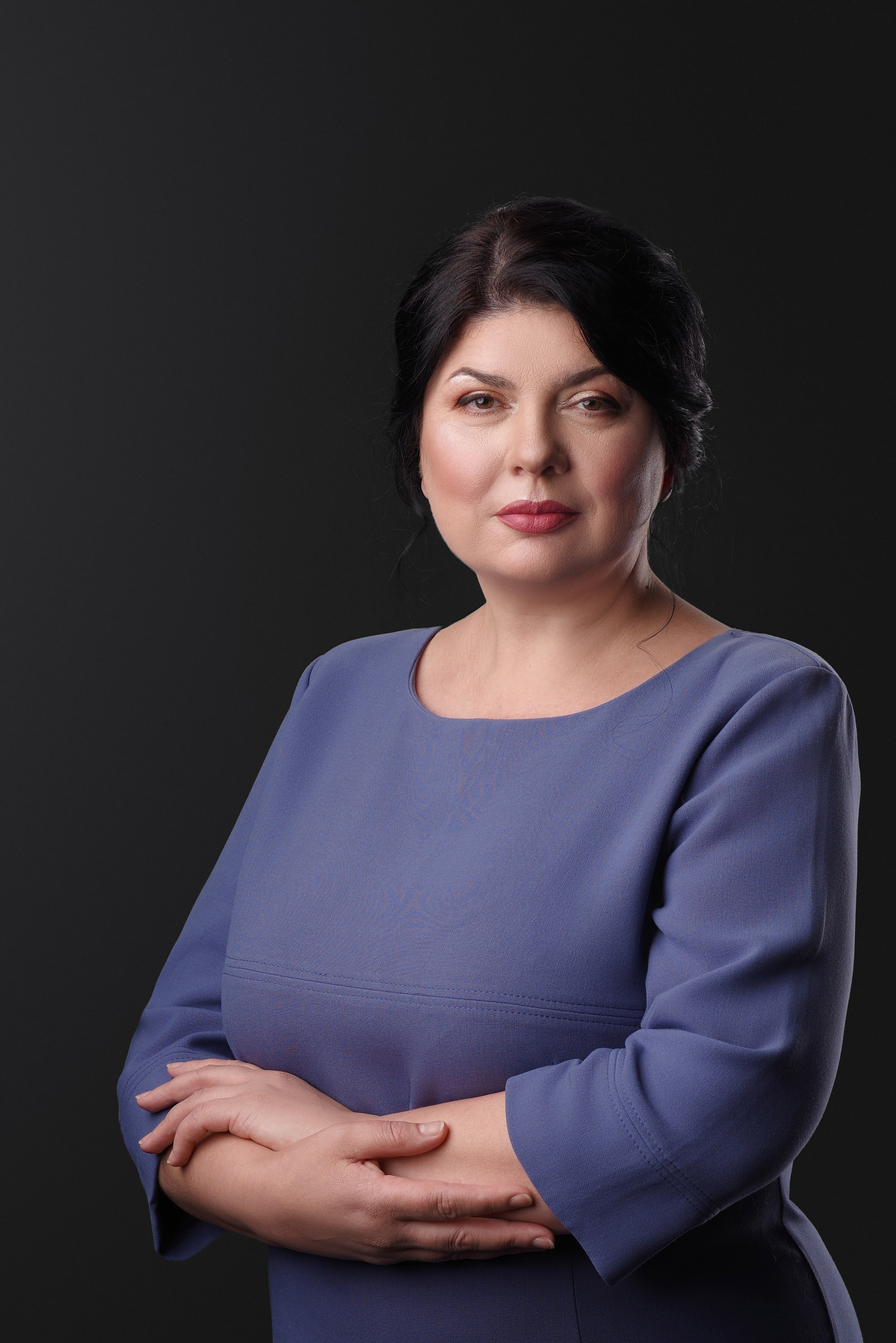 Портрет женщины в синем платье.