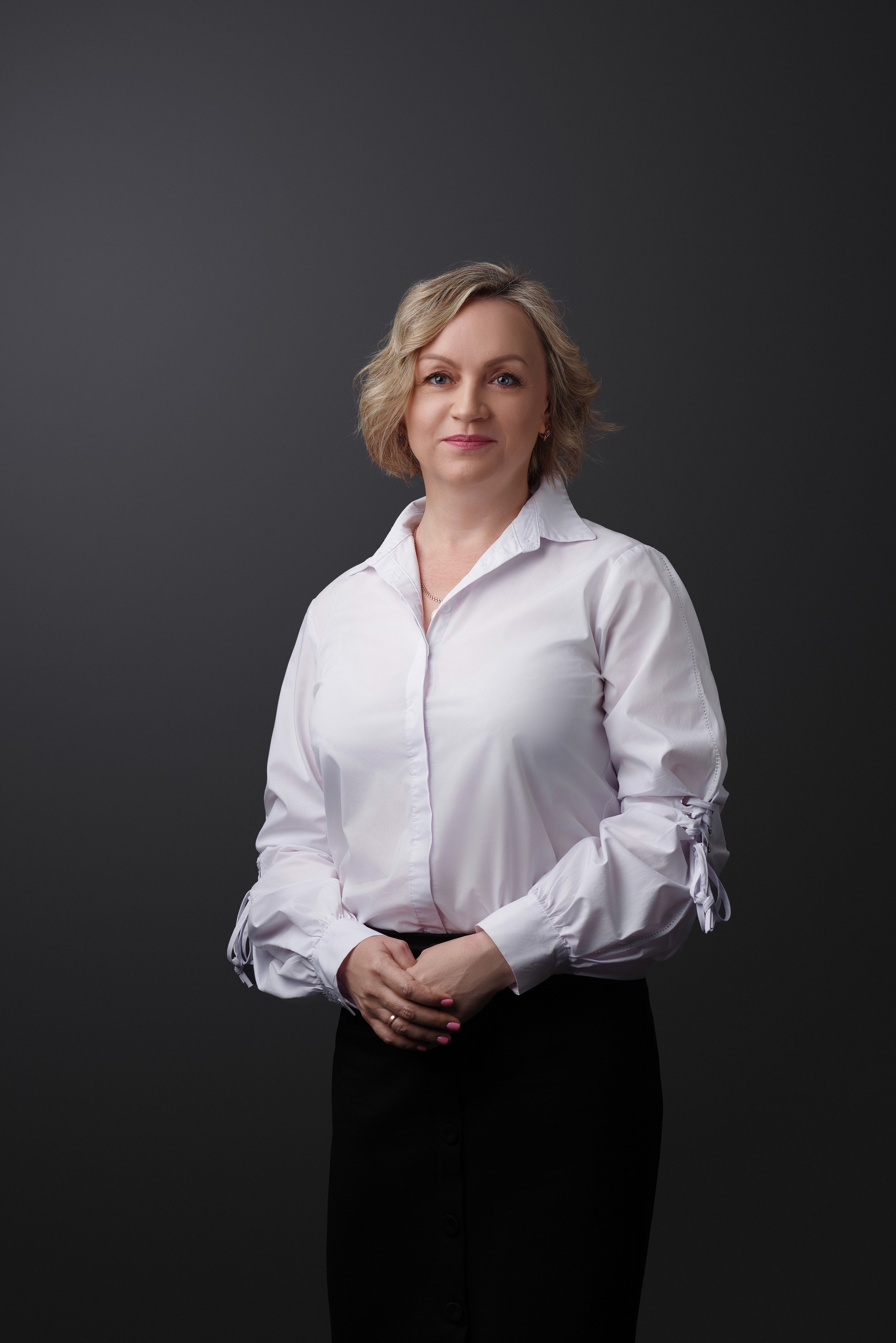 Деловой портрет взрослой женщины на сером фоне