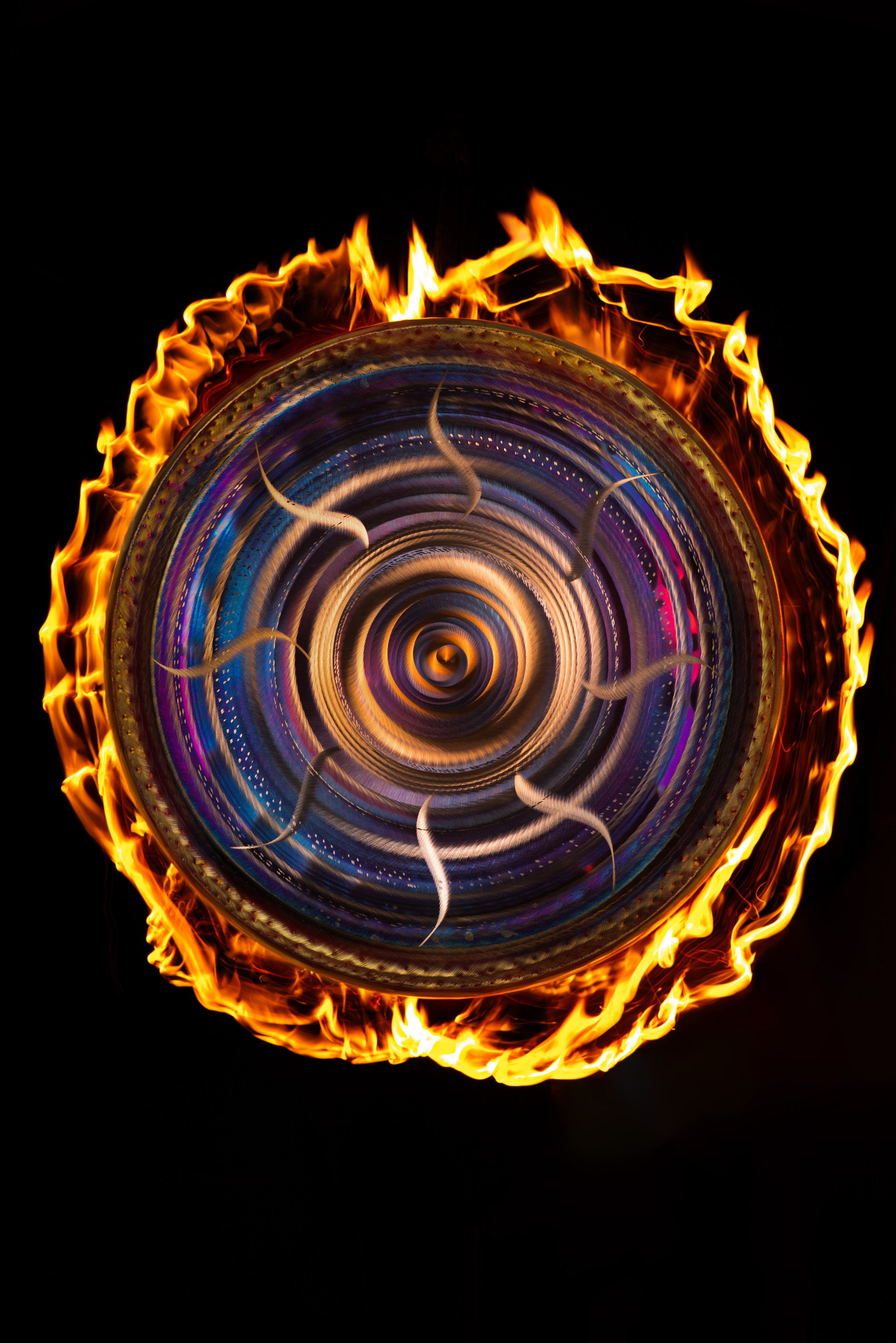 фотография гонга в огне в студии, завораживающая фотография